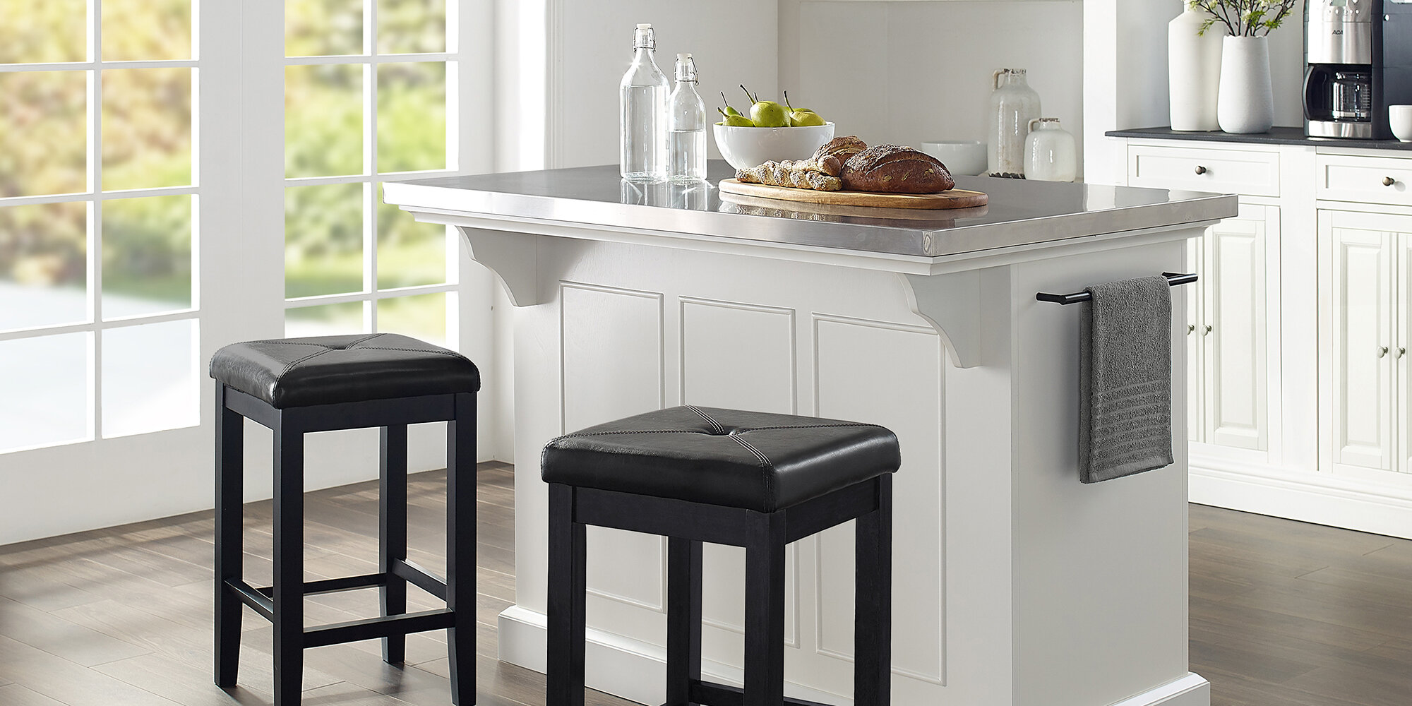 Multifunctional Kitchen Storage and Dining Space