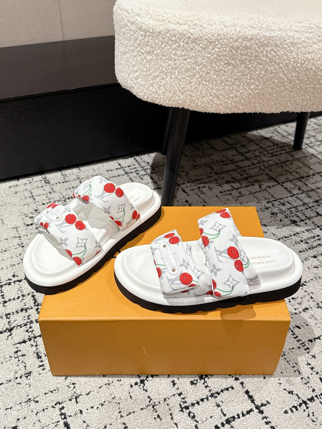 LV MIAMI-STYLE SANDALS 25S IN WHITE FABRIC AND CALFSKIN、mysite、Cacoeks