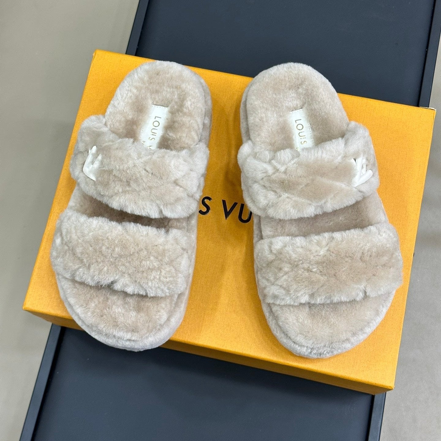 LV WOMEN SUNSET PLATFORM COMFORT MULE IN BEIGE FLEECE、mysite、Cacoeks