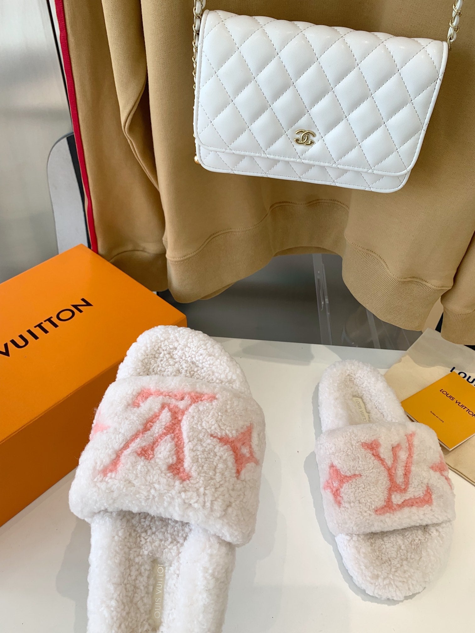 LV WOMEN'S PASEO FLAT SLIPPER IN WHITE FLEECE WITH LIGHT PINK LOGO、mysite、Cacoeks