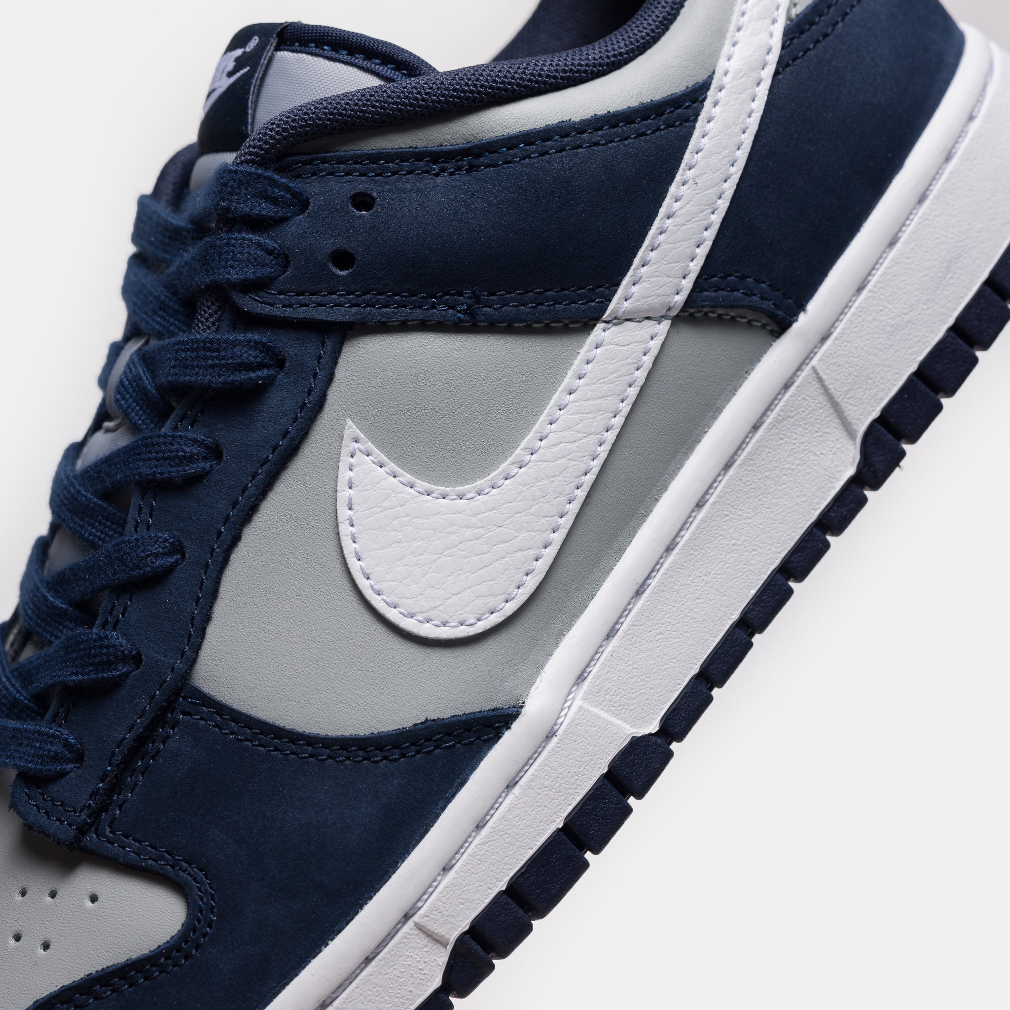 Dunk Low Sneaker in Obsidian/White/Light Smoke Grey