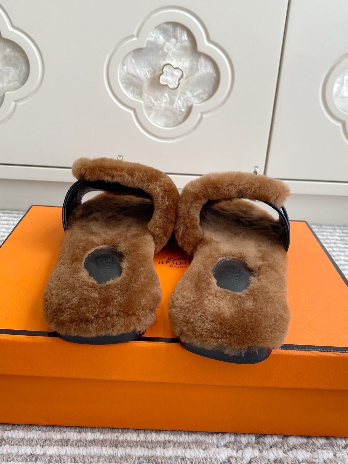 HM 25S GIULIA SANDAL IN BROWN SHEARLING WITH SILVER HARDWARE、mysite、Cacoeks