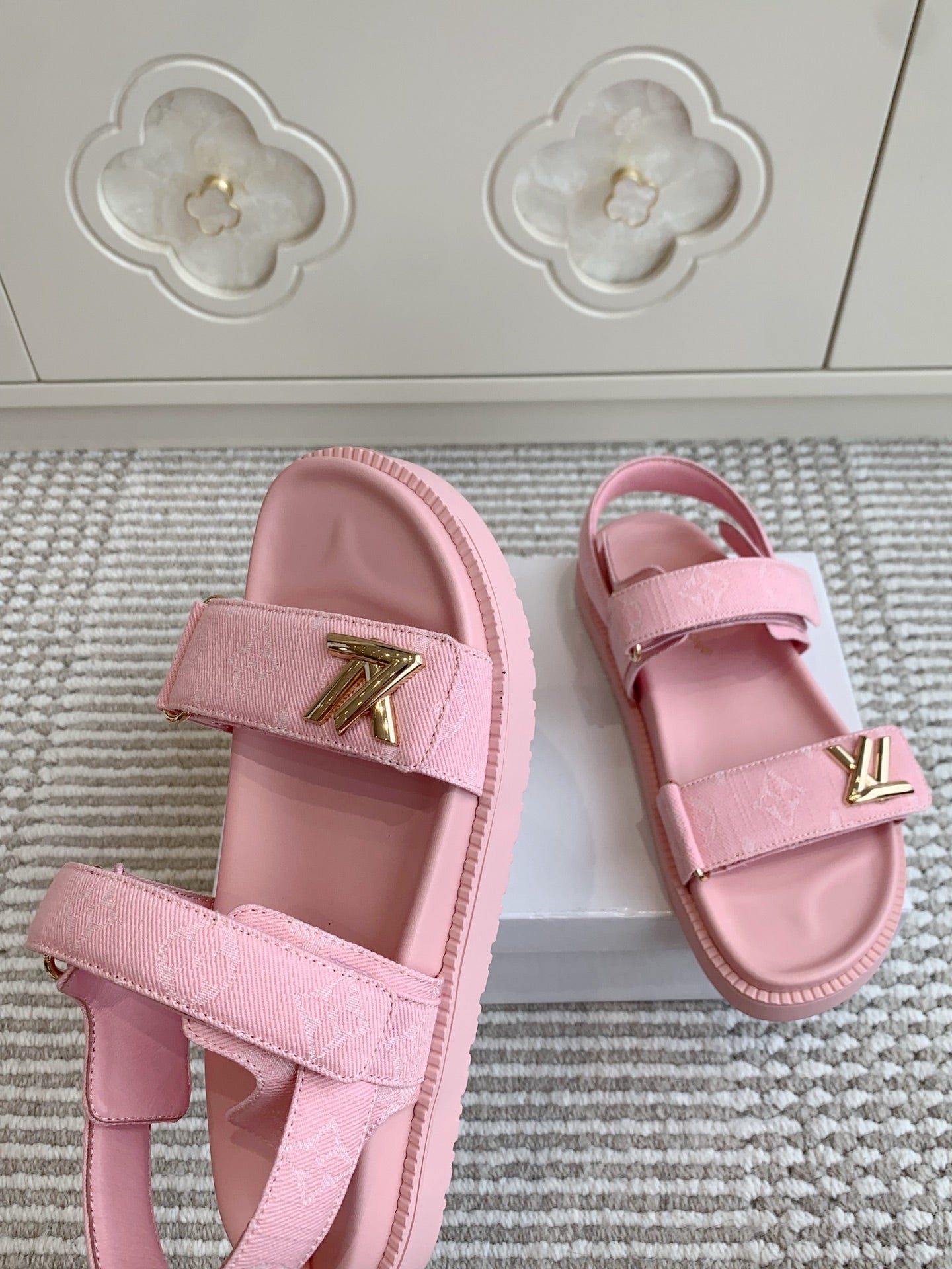 LV SANDALS 25S IN LIGHT PINK DENIM AND CALFSKIN WITH GOLD HARDWARE、mysite、Cacoeks