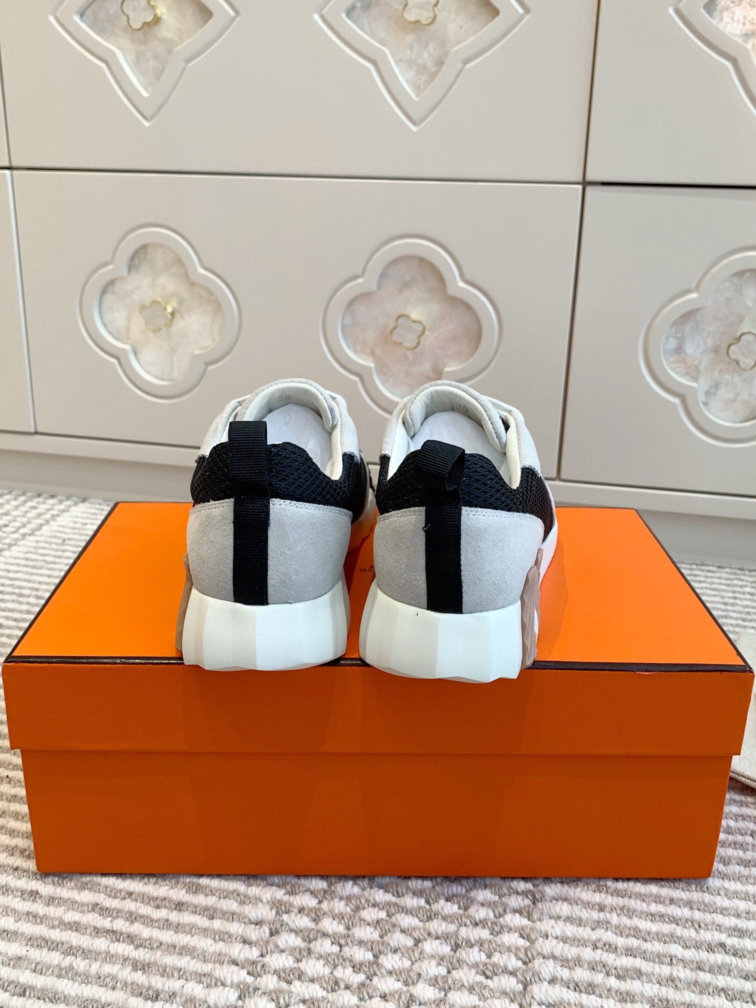 BOUNCING SNEAKER IN BLACK GRAPHIC MESH AND PASTEL GRAY SUEDE、mysite、Cacoeks