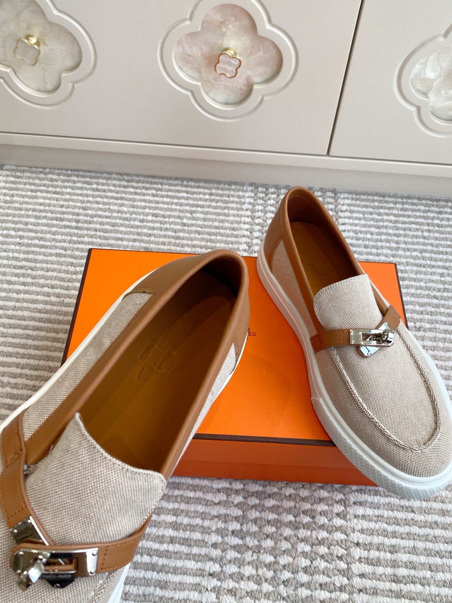 HM 25S SLIP-ON IN LIGHT BEIGE CANVAS AND BROWN LAMBSKIN WITH SILVER HARDWARE、mysite、Cacoeks