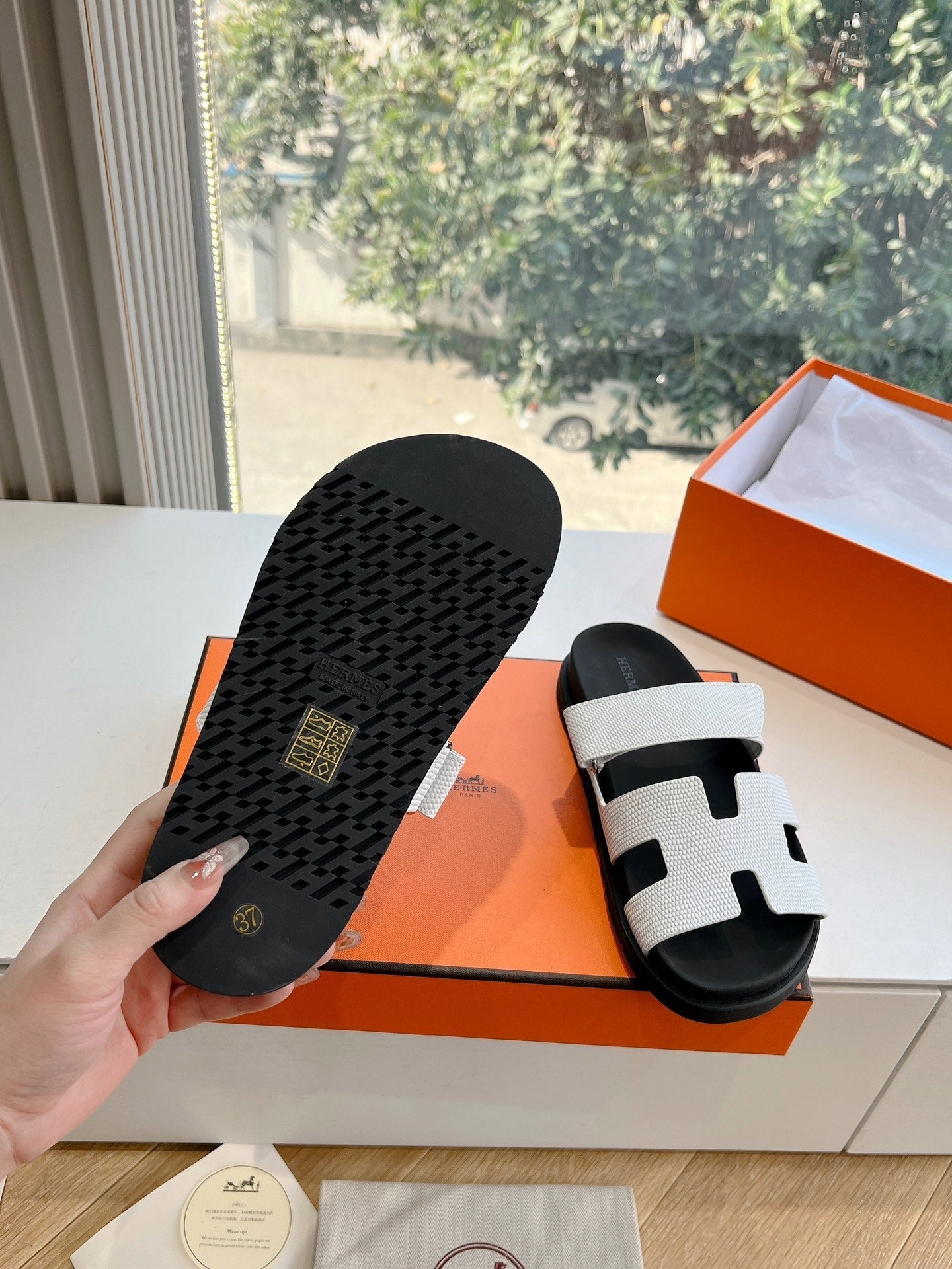 CHYPRE SANDAL IN WHITE SHINY GRAINED CALFSKIN、mysite、Cacoeks