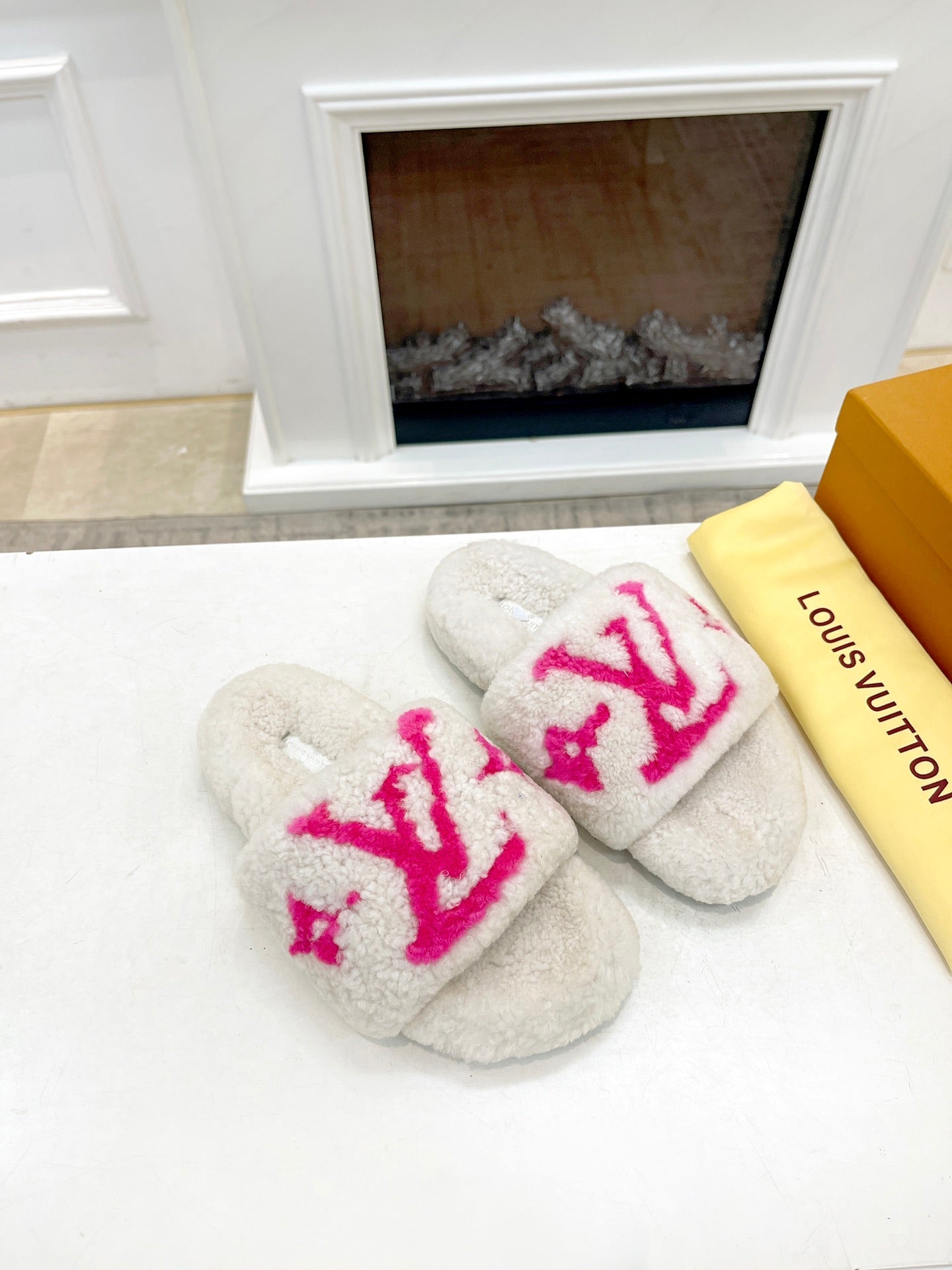 LV FLAT SLIPPER IN WHITE MIX BRIGHT PINK SHEARLING、mysite、Cacoeks