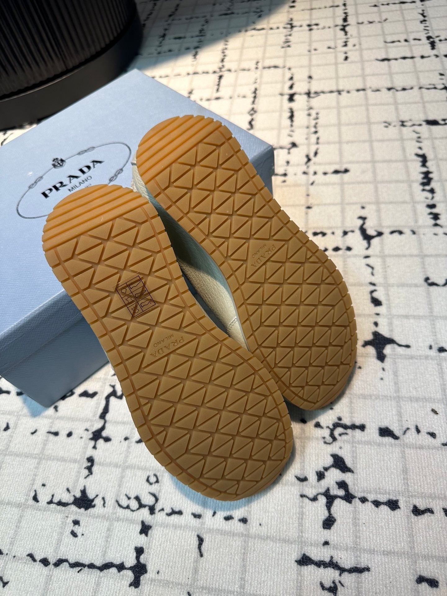 PRA TRIANGLE LOGO SNEAKERS LIGHT GRAY CALFSKIN、mysite、Cacoeks