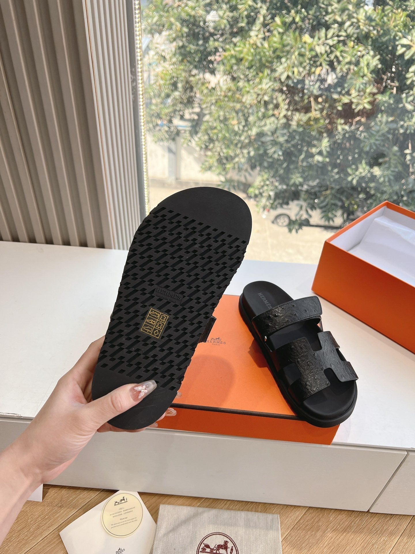 CHYPRE SANDAL IN BLACK GRAINED CALFSKIN、mysite、Cacoeks