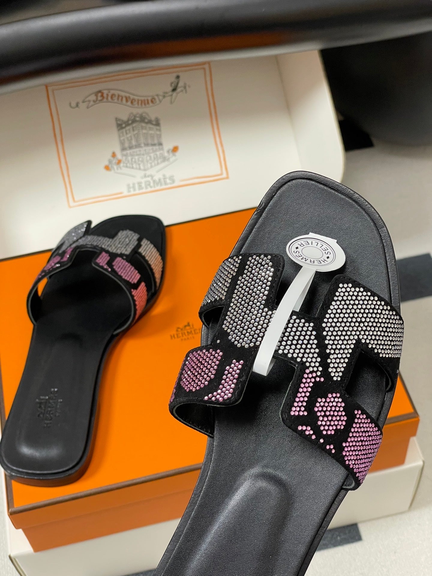 HM 25S ORAN SANDAL IN BLACK LAMBSKIN WITH WHITE MIX PINK STONE DETAILS、mysite、Cacoeks