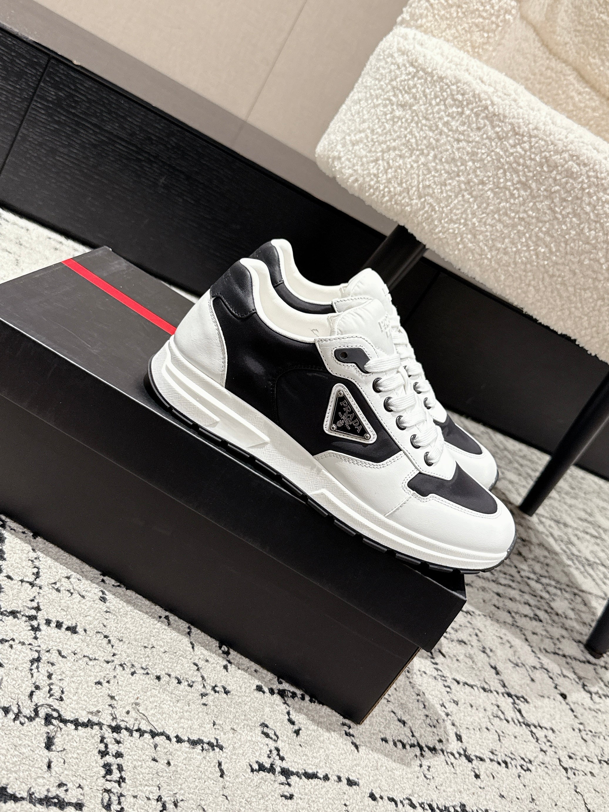 PRADA 25S MEN SNEAKERS LOGO IN WHITE AND BLACK NUBUCK AND CANVAS、mysite、Cacoeks