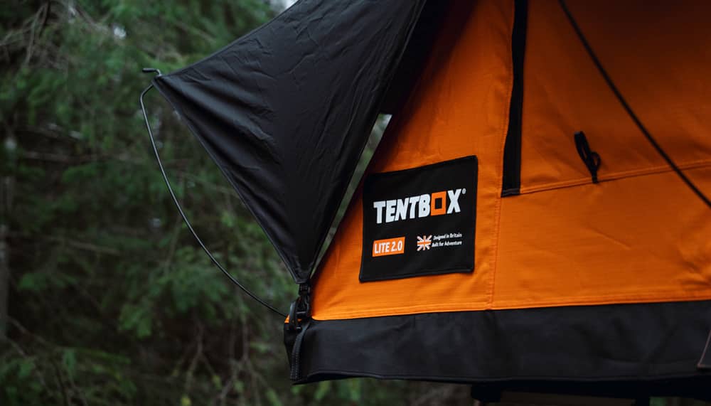 TentBox Lite 采用优质材料制成，位于树木繁茂的露营地