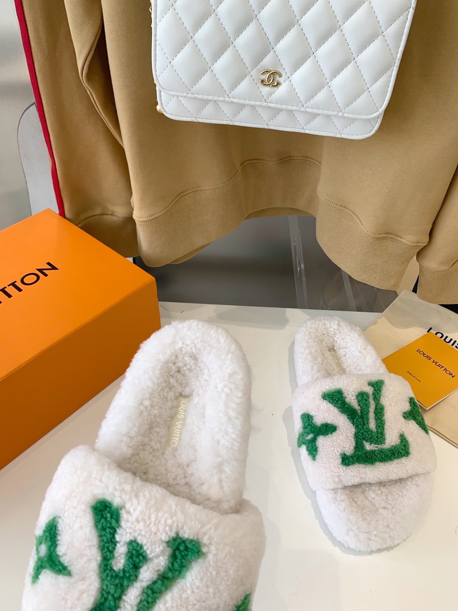 LV WOMEN'S PASEO FLAT SLIPPER IN WHITE FLEECE WITH GREEN LOGO、mysite、Cacoeks