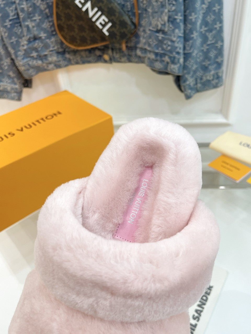 HALF MULE SLIPPERS IN LIGHT PINK FLEECE FEATURING METALLIC LOGO、mysite、Cacoeks