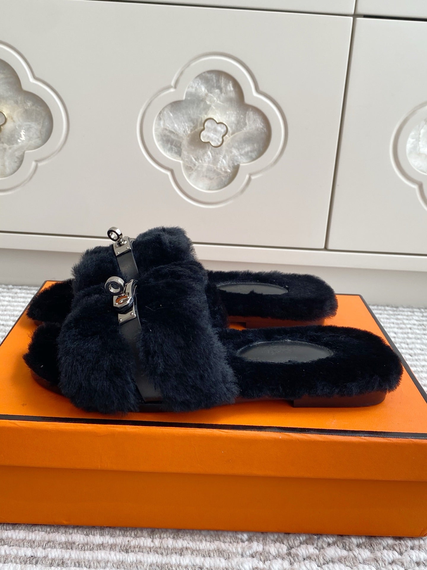 HM 25S ECLAIR SANDAL IN BLACK SHEARLING WITH SILVER HARDWARE、mysite、Cacoeks