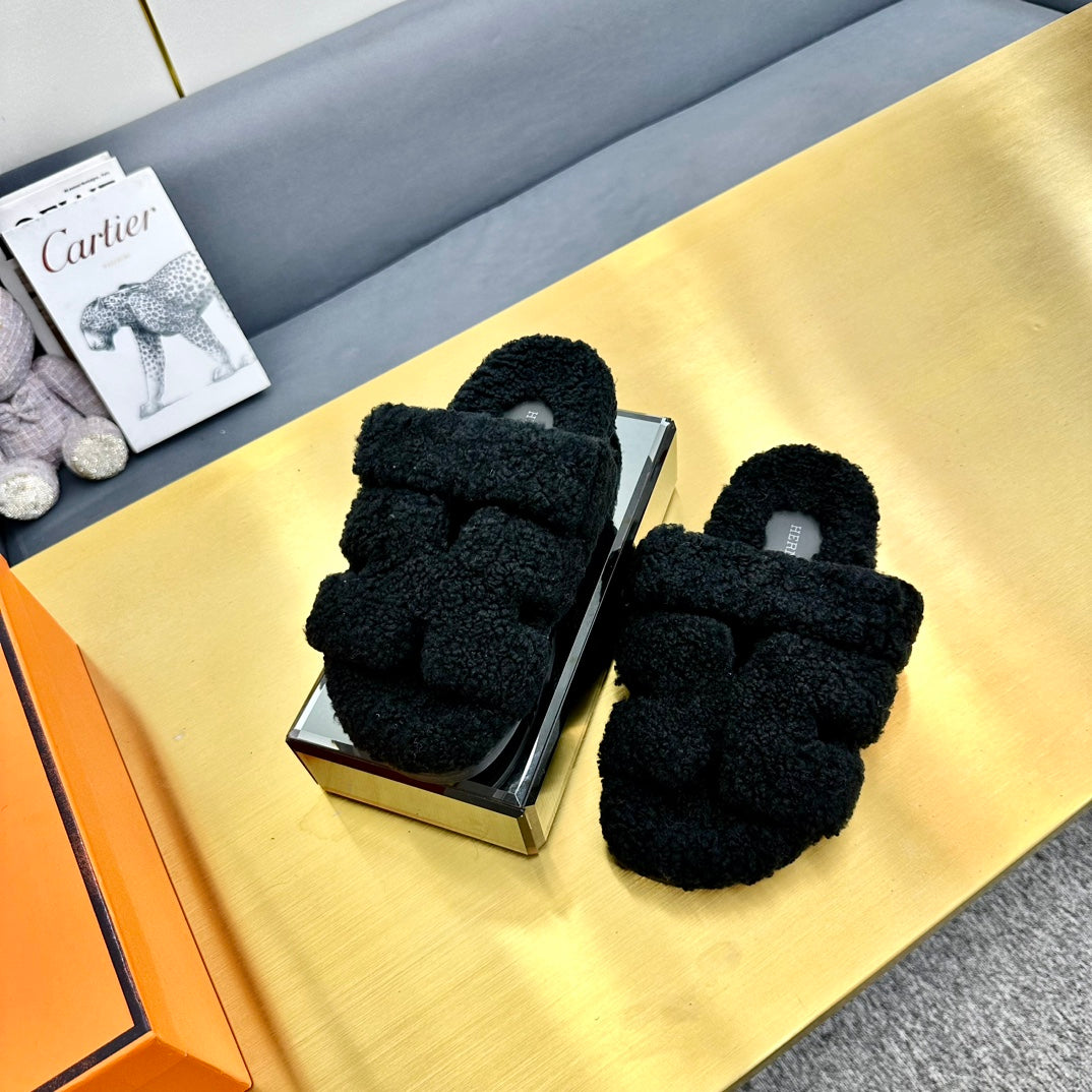 CHYPRE SANDAL IN BLACK SHEARLING、mysite、Cacoeks