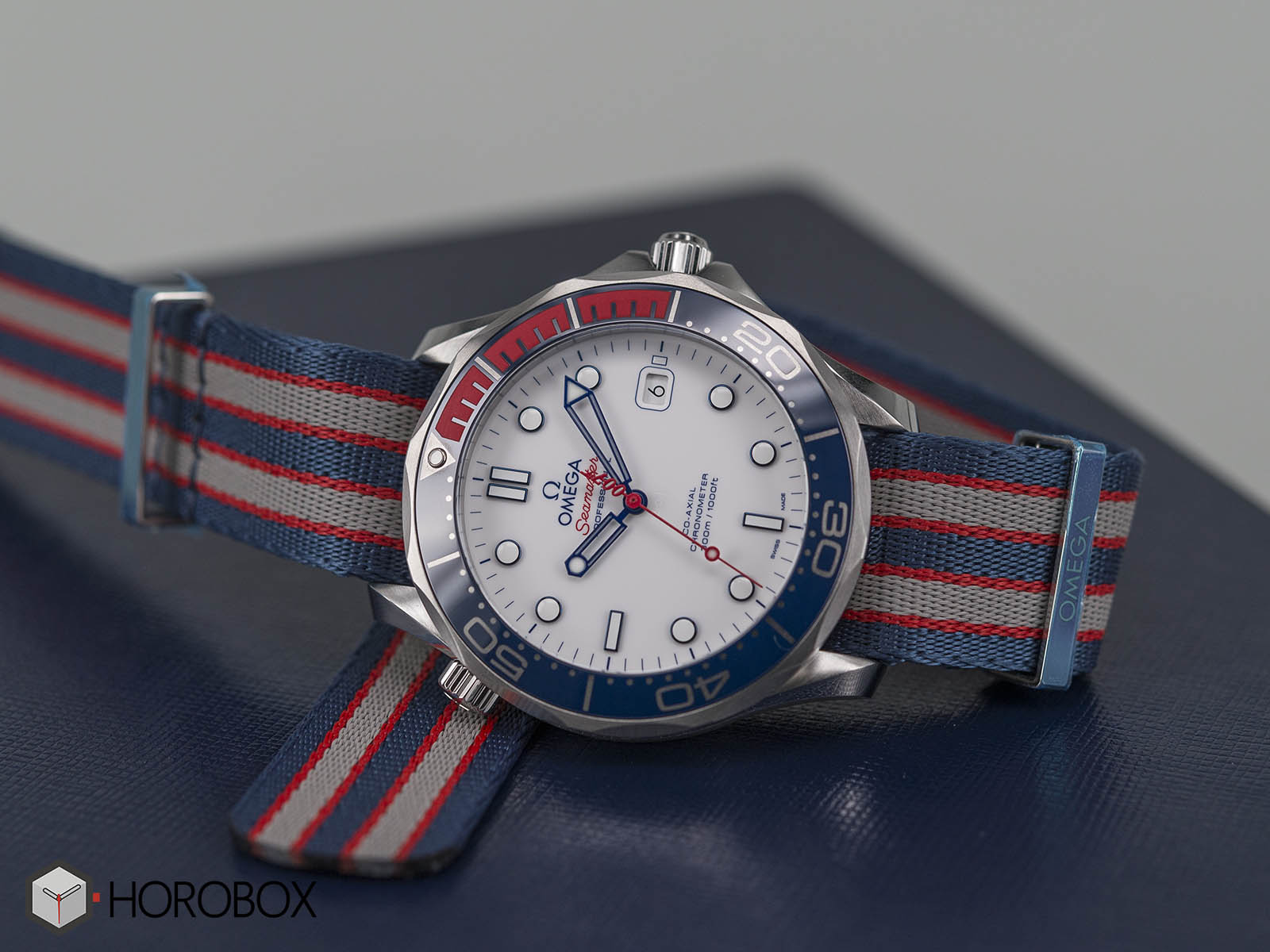 omega-commander-bond-212-32-41-20-04-001-1-.jpg