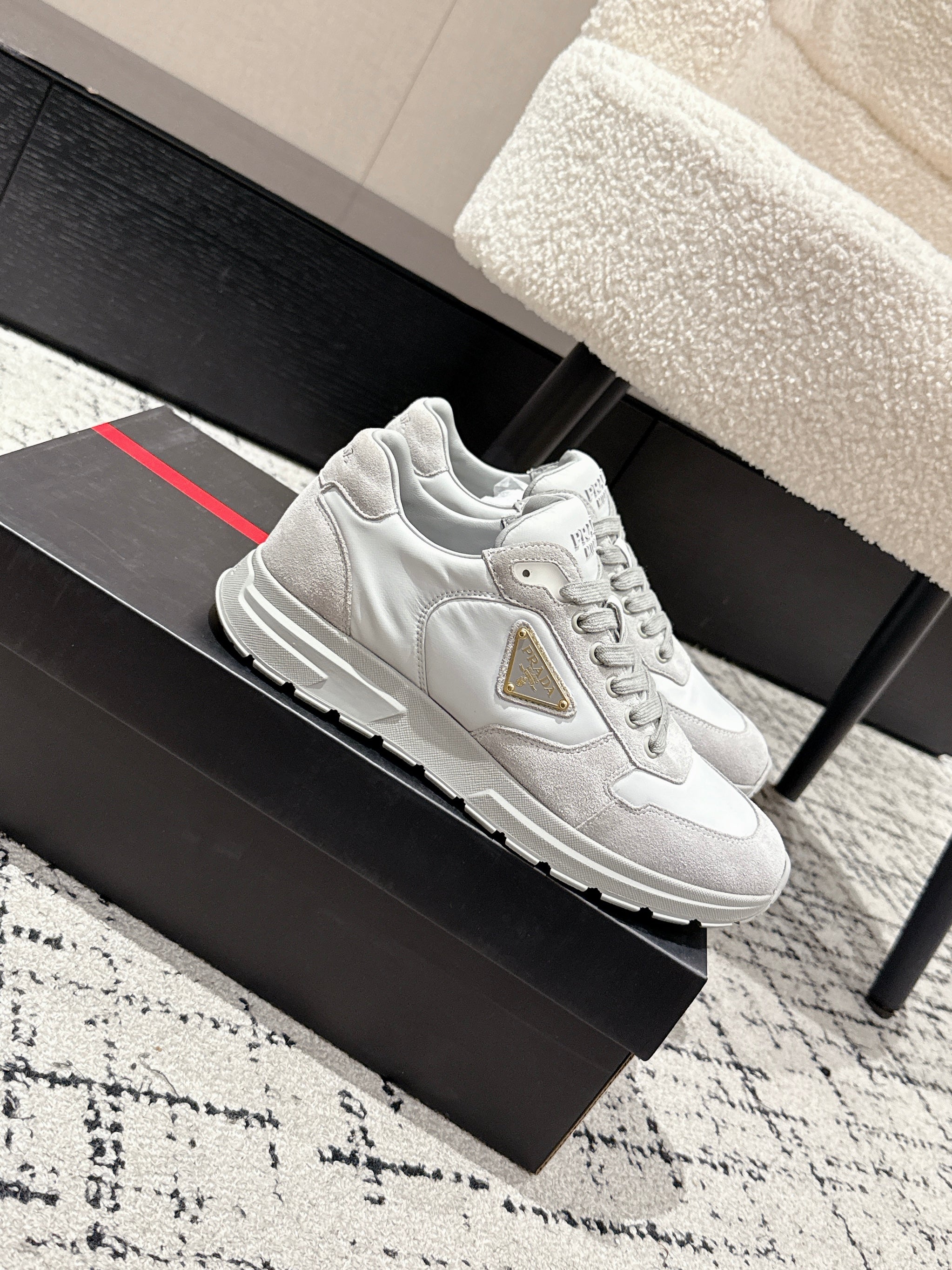 PRADA 25S MEN SNEAKERS LOGO IN WHITE AND LIGHT GRAY NUBUCK AND CANVAS、mysite、Cacoeks