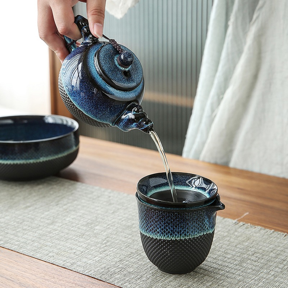 GEEK BAR-https://www.hot-toy.com/