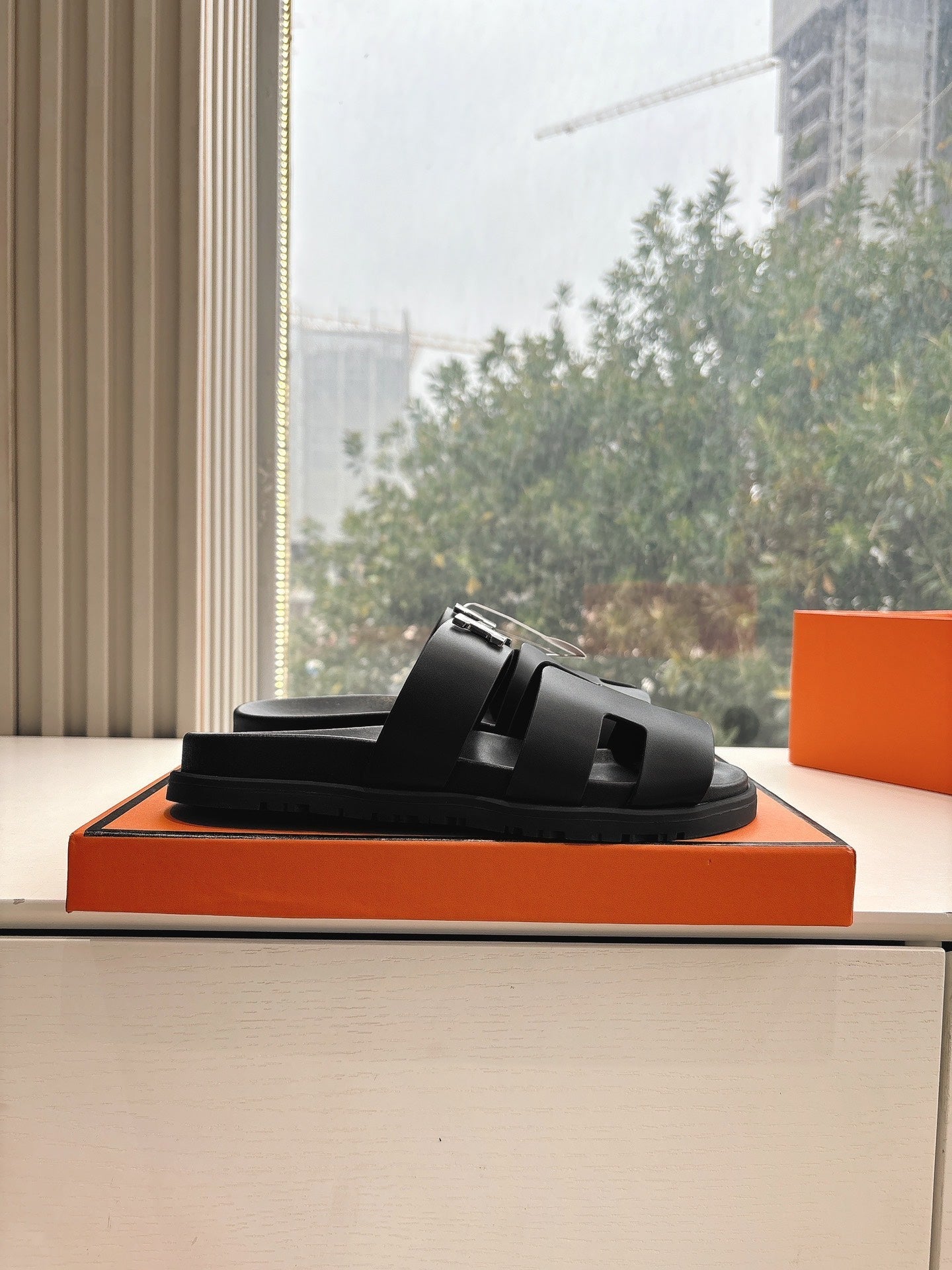 CHYPRE SANDAL IN BLACK CALFSKIN、mysite、Cacoeks