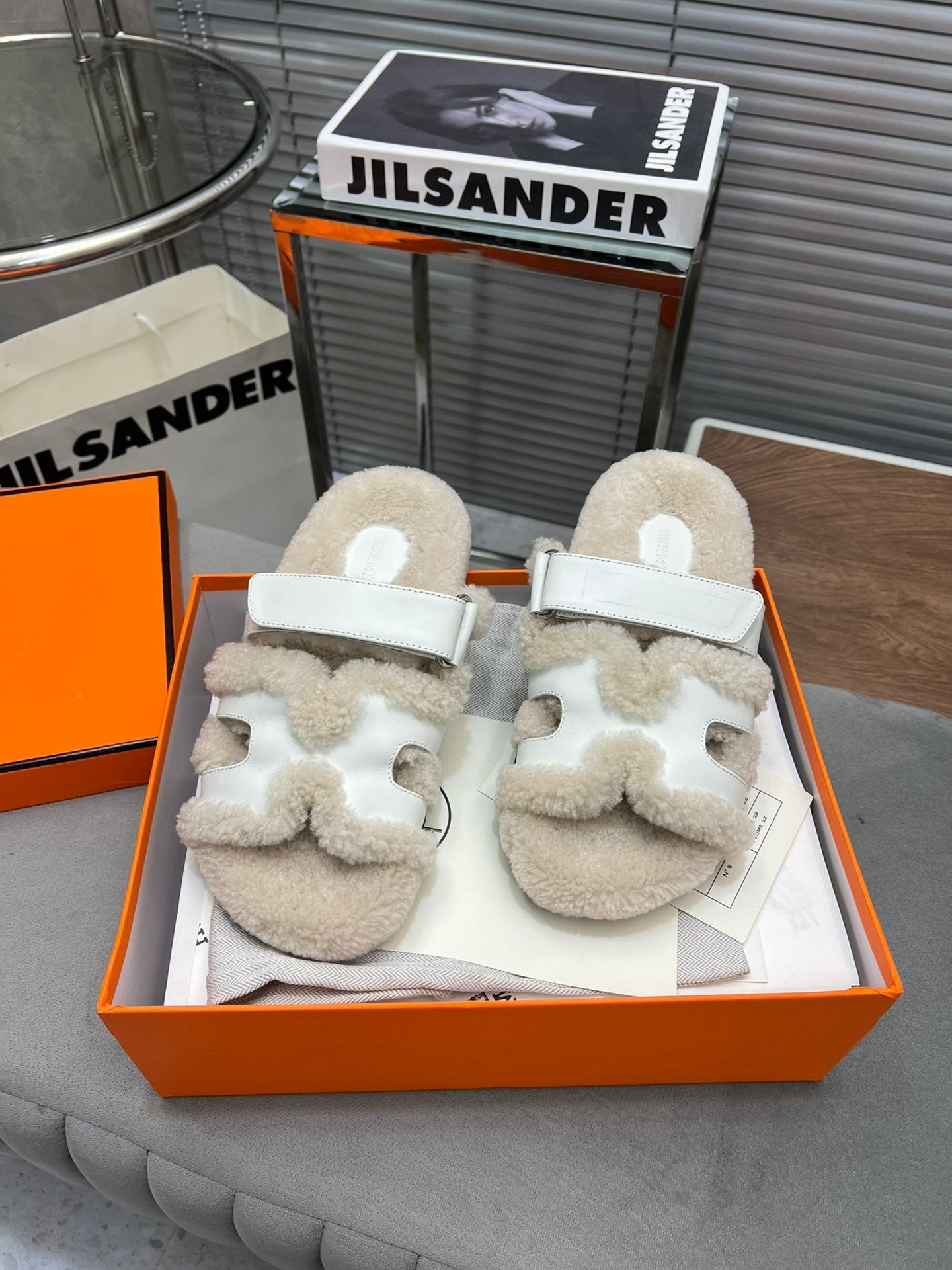 CHYPRE SLIPPERS IN BEIGE LAMB WOOL AND WHITE CALFSKIN、mysite、Cacoeks