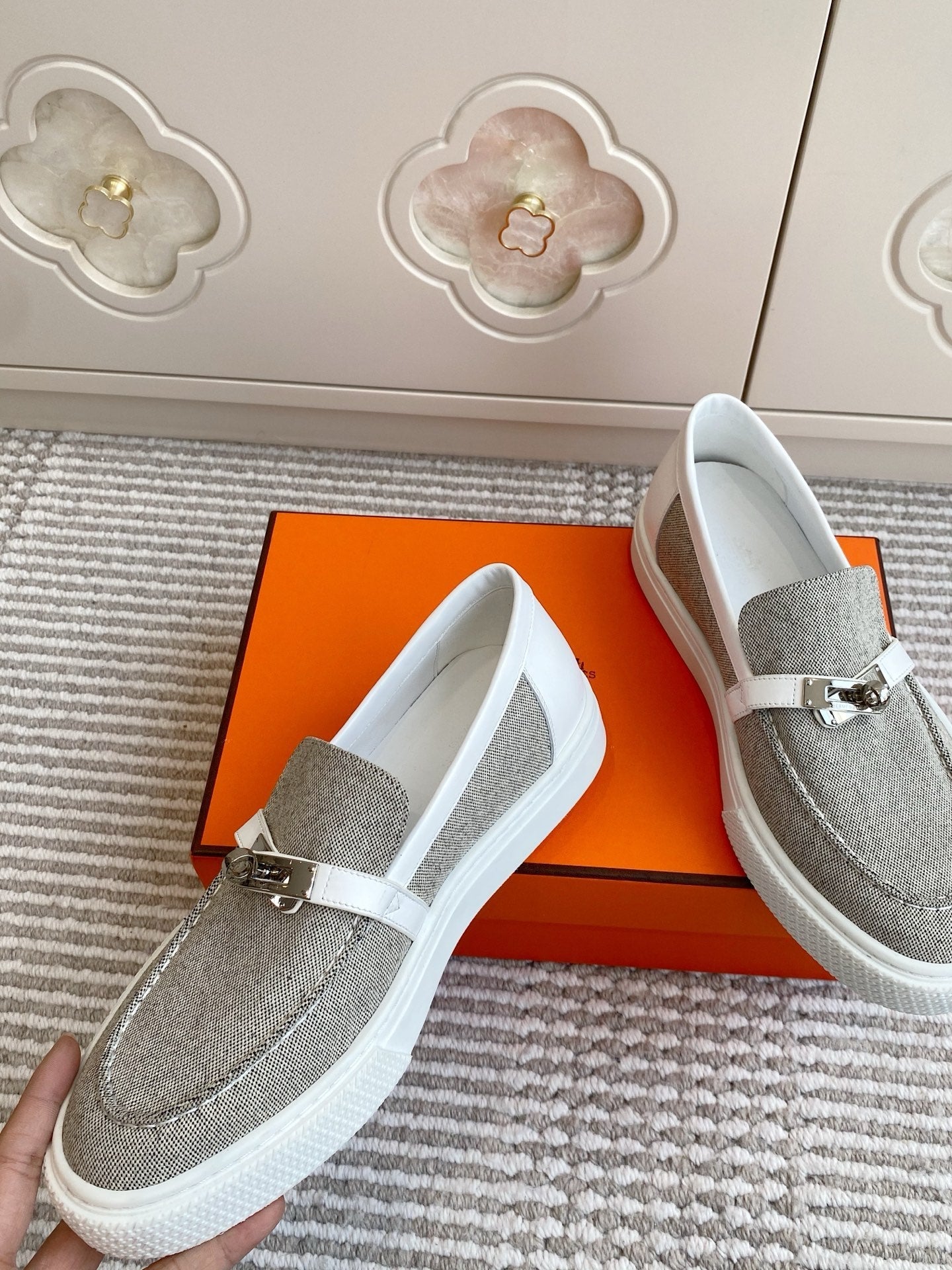 HM 25S SLIP-ON IN LIGHT GREY CANVAS WITH SILVER HARDWARE、mysite、Cacoeks