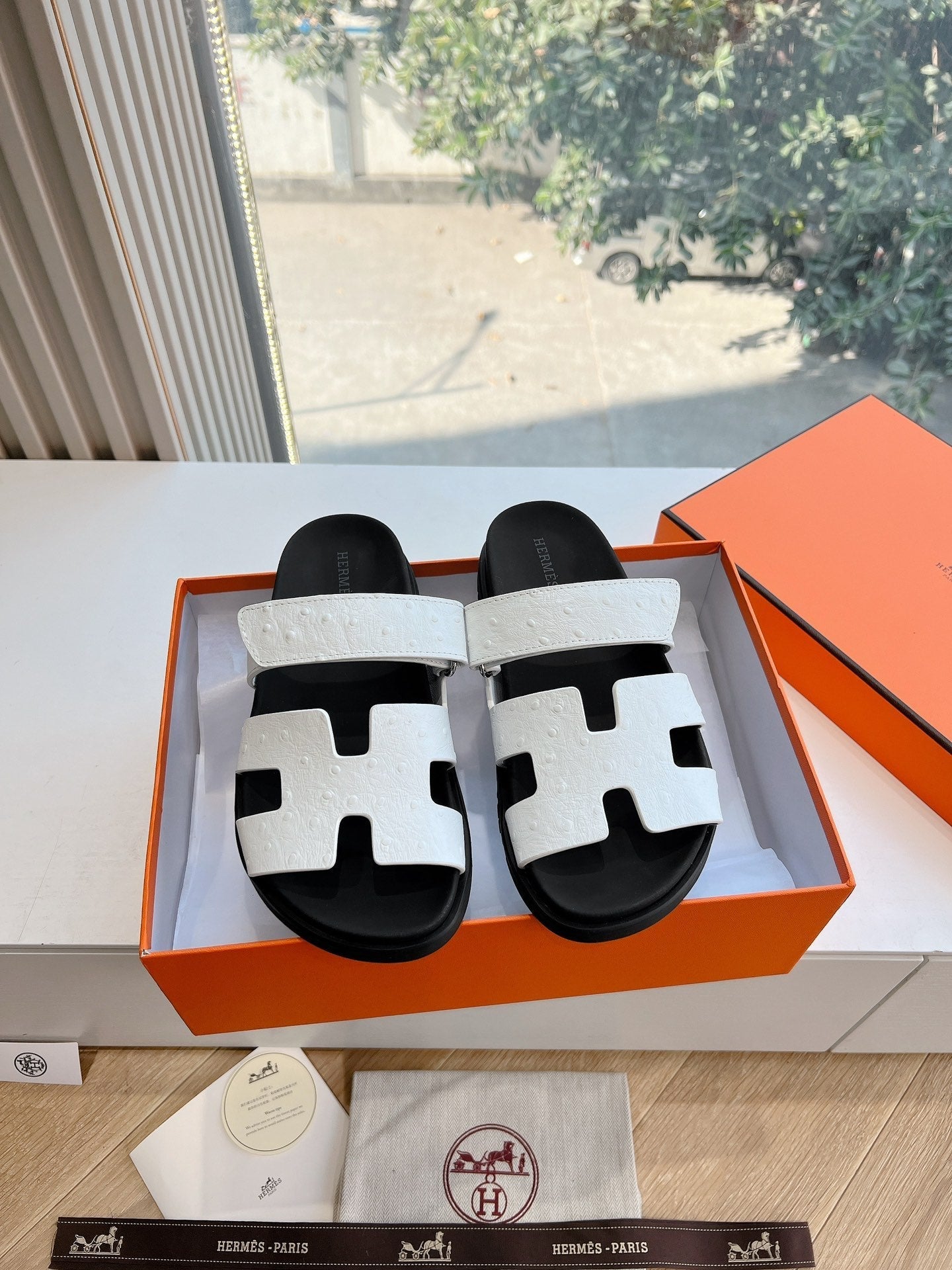 CHYPRE SANDAL IN WHITE GRAINED CALFSKIN、mysite、Cacoeks