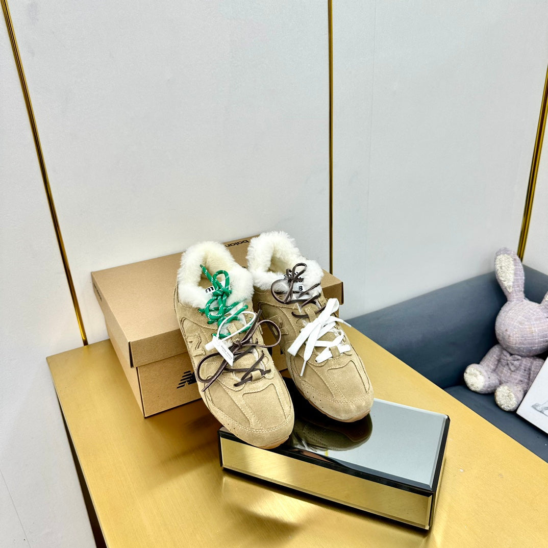 MIUXNB 530 SNEAKERS IN DARK BEIGE SUEDE SHEARLING、mysite、Cacoeks