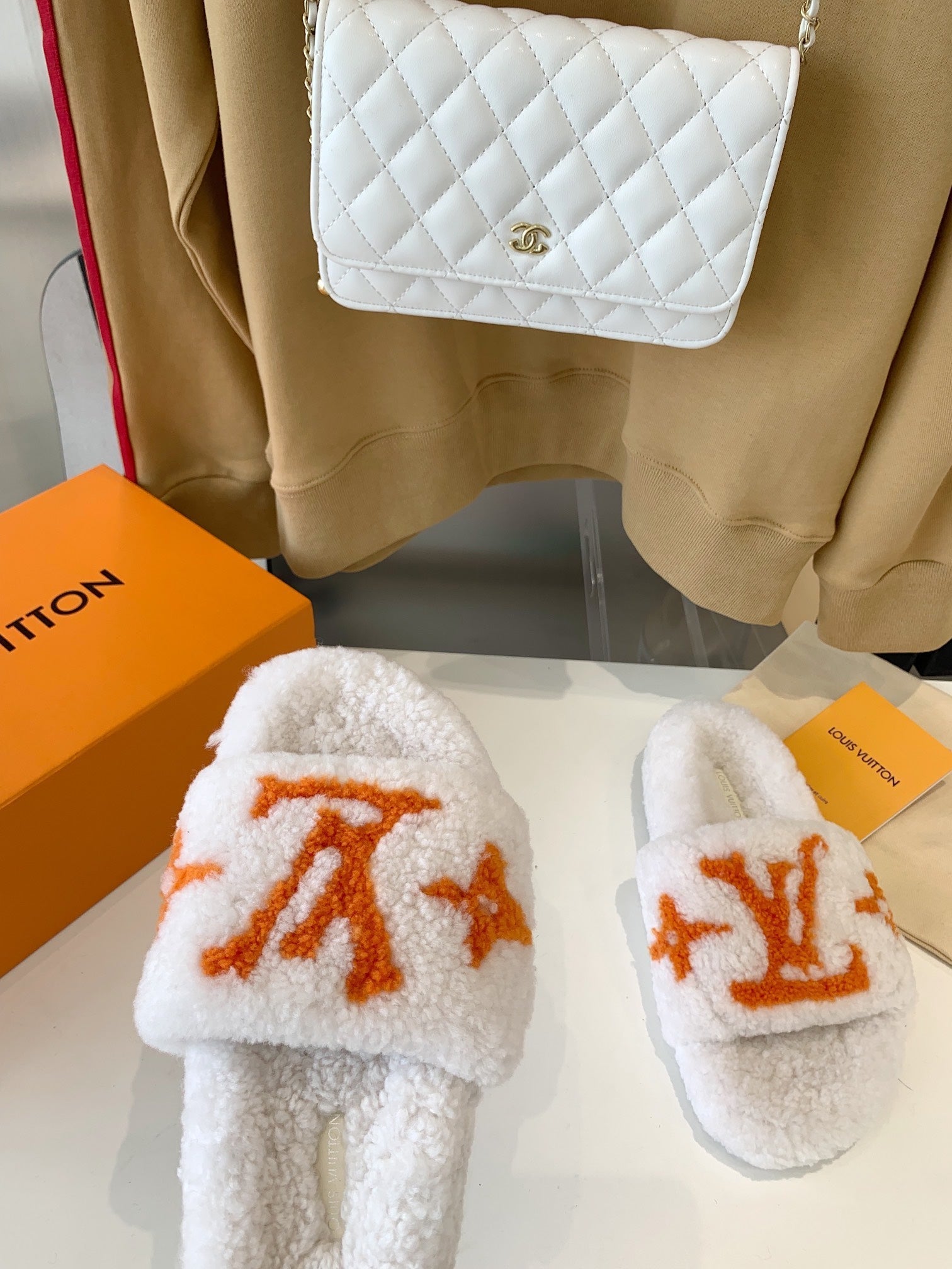 LV WOMEN'S PASEO FLAT SLIPPER IN WHITE FLEECE WITH ORANGE LOGO、mysite、Cacoeks