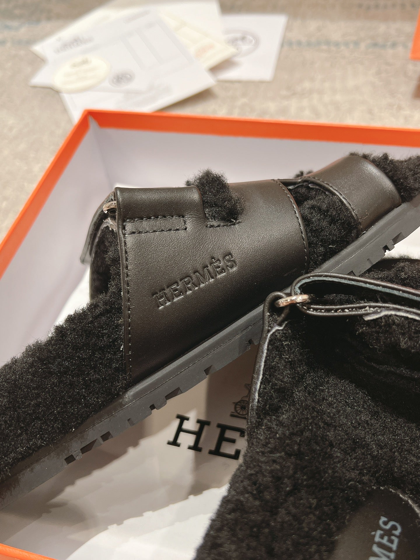 CHYPRE SANDAL IN BLACK SHEARLING AND CALFSKIN、mysite、Cacoeks