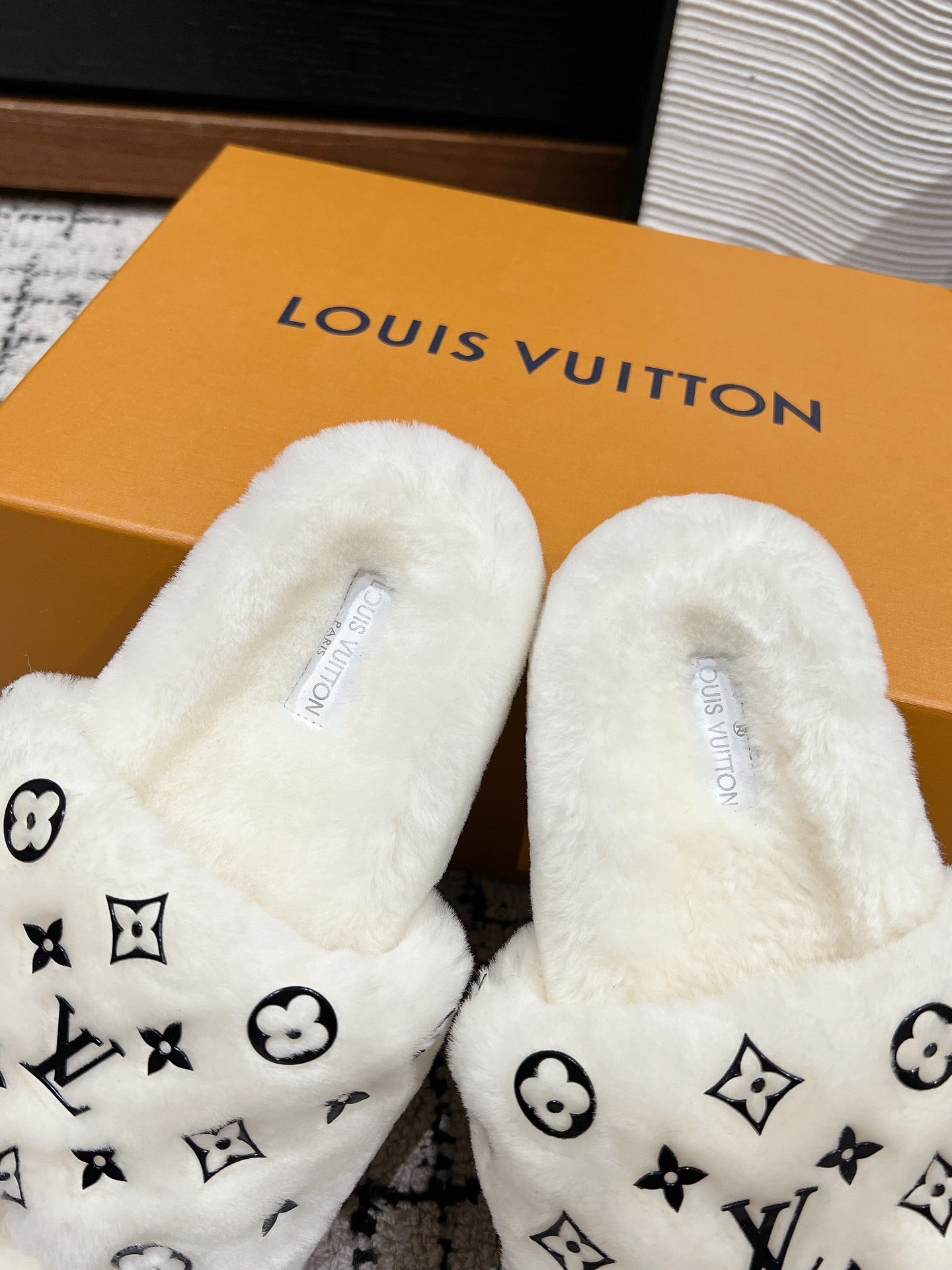 SLIPPER IN WHITE WOOL WITH BLACK LOGO、mysite、Cacoeks