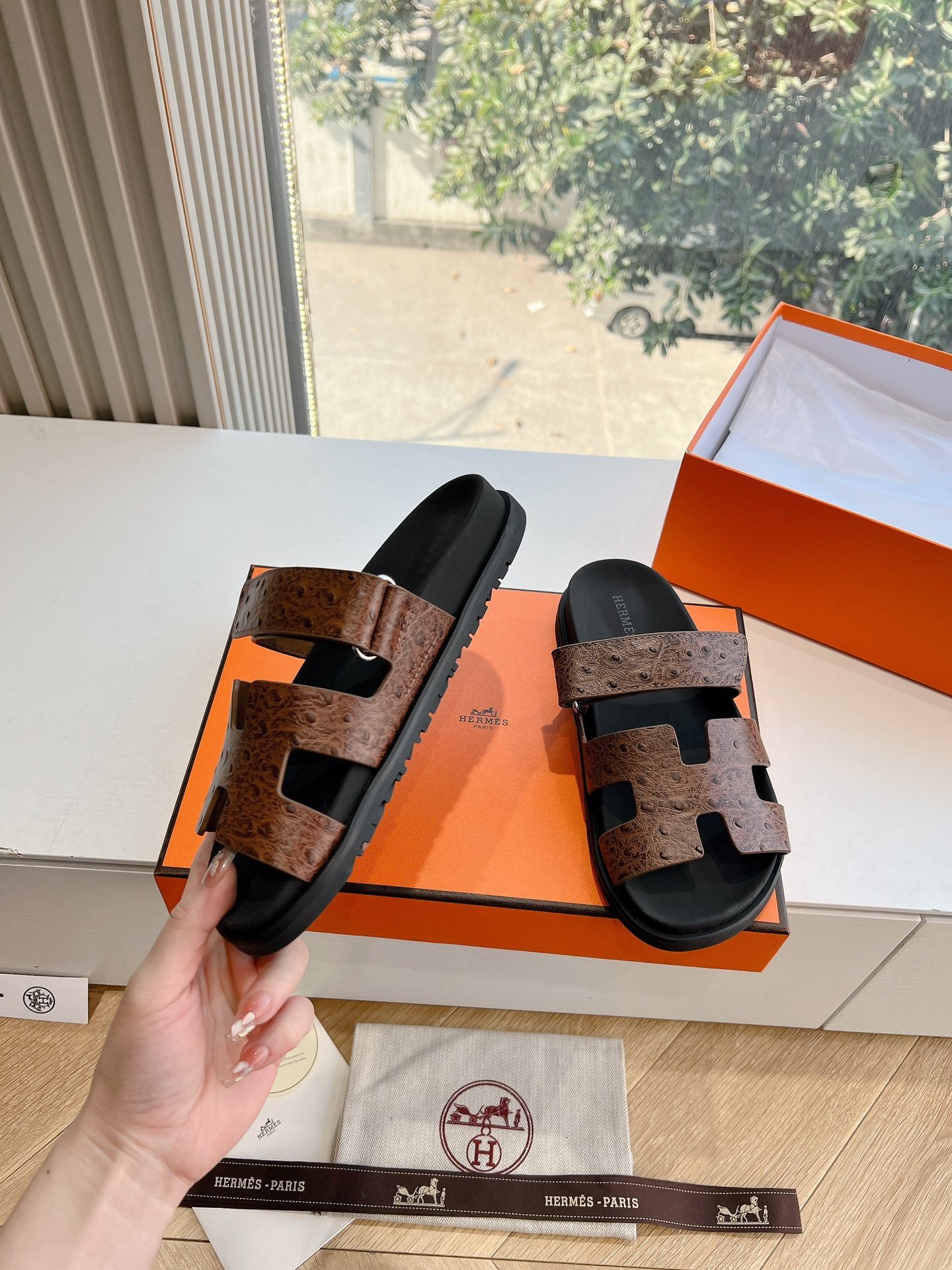 CHYPRE SANDAL IN CHOCOLATE BROWN GRAINED CALFSKIN、mysite、Cacoeks