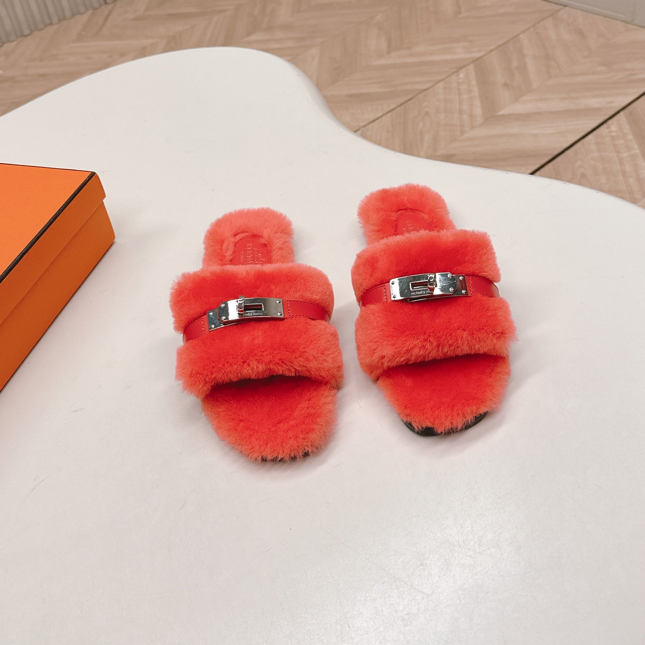 HM 25S ORAN SANDAL IN RED ORANGE SHEARLING WITH SILVER HARDWARE、mysite、Cacoeks