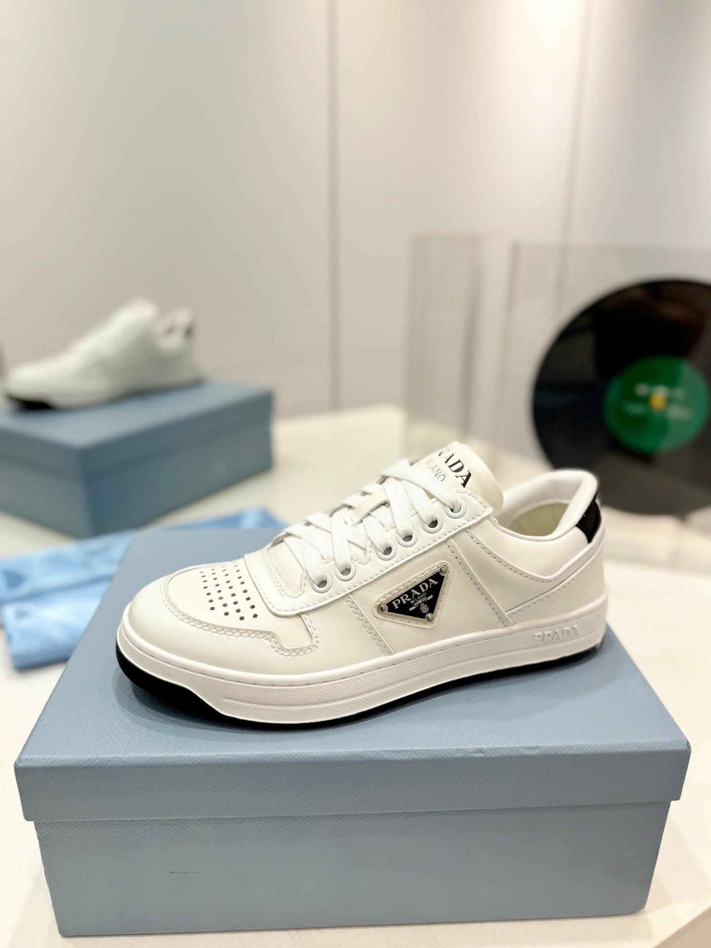 PRA DOWNTOWN PERFORATED SNEAKERS WHITE AND BLACK LOGO CALFSKIN、mysite、Cacoeks