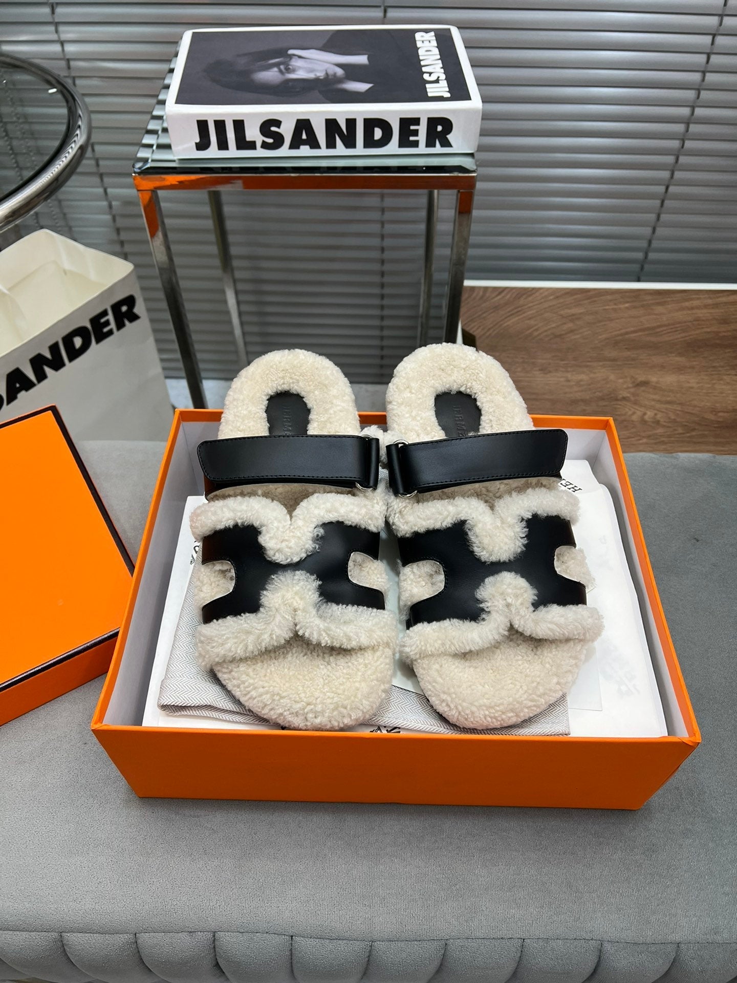 CHYPRE SLIPPERS IN BEIGE LAMB WOOL AND BLACK CALFSKIN、mysite、Cacoeks