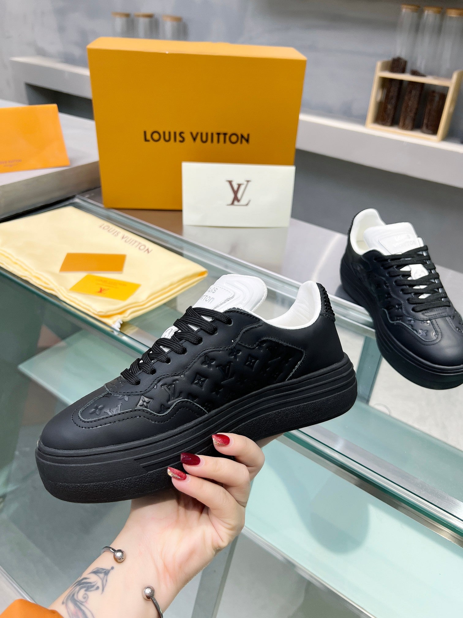 LV WOMEN GROOVY PLATFORM IN BLACK EMBOSSED CALFSKIN、mysite、Cacoeks