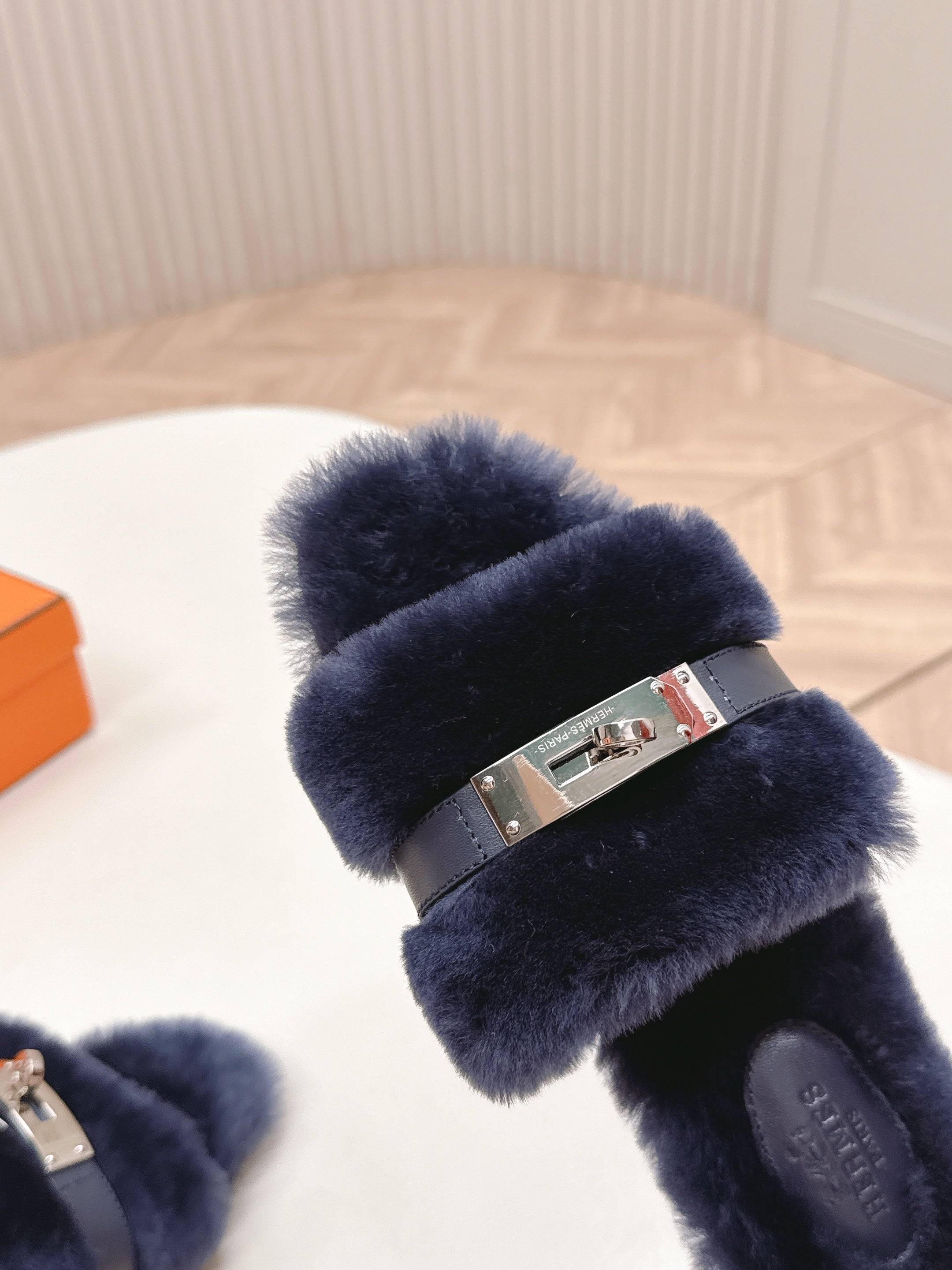 HM 25S ORAN SANDAL IN CHARCOAL NAVY SHEARLING WITH SILVER HARDWARE、mysite、Cacoeks