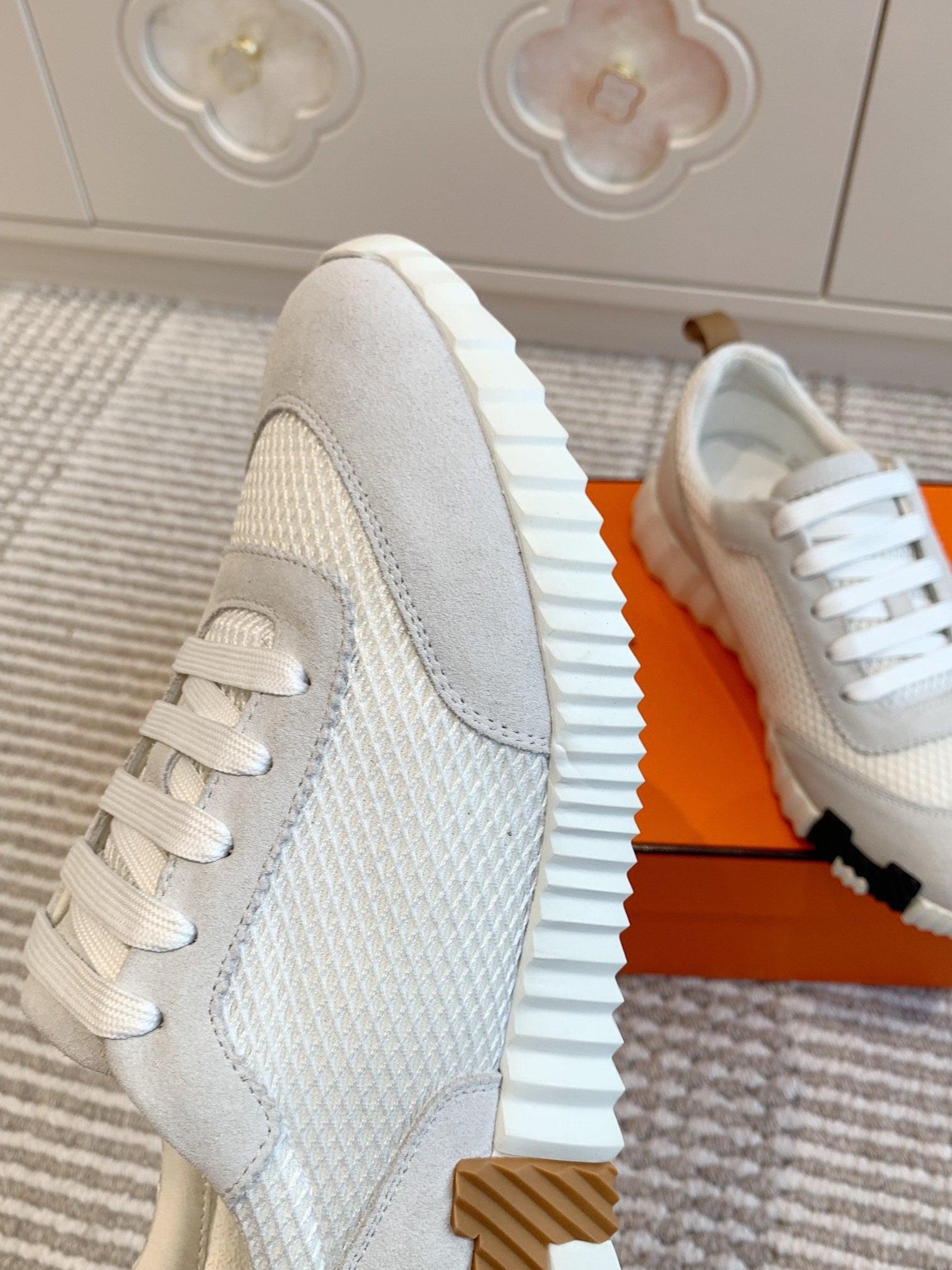 BOUNCING SNEAKER IN WHITE GRAPHIC MESH AND PASTEL GRAY SUEDE、mysite、Cacoeks