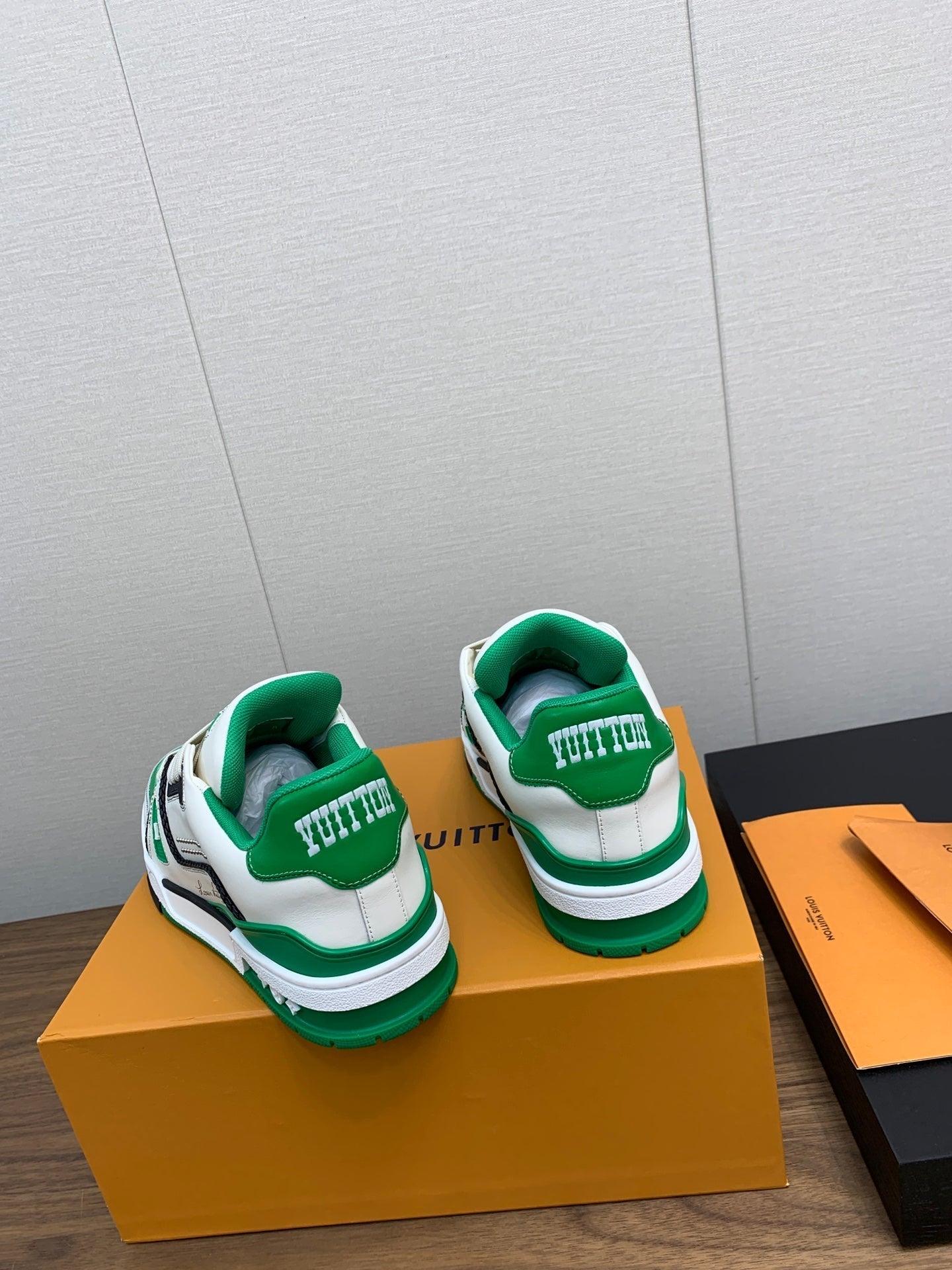 LV WOMEN'S TRAINER IN WHITE MIX GREEN CALFSKIN、mysite、Cacoeks