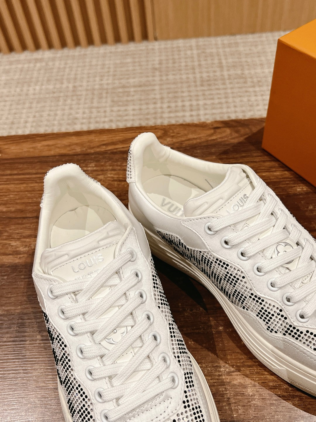 LV GROOVY SNEAKER IN WHITE DAMIER STRASS AND CALFSKIN、mysite、Cacoeks