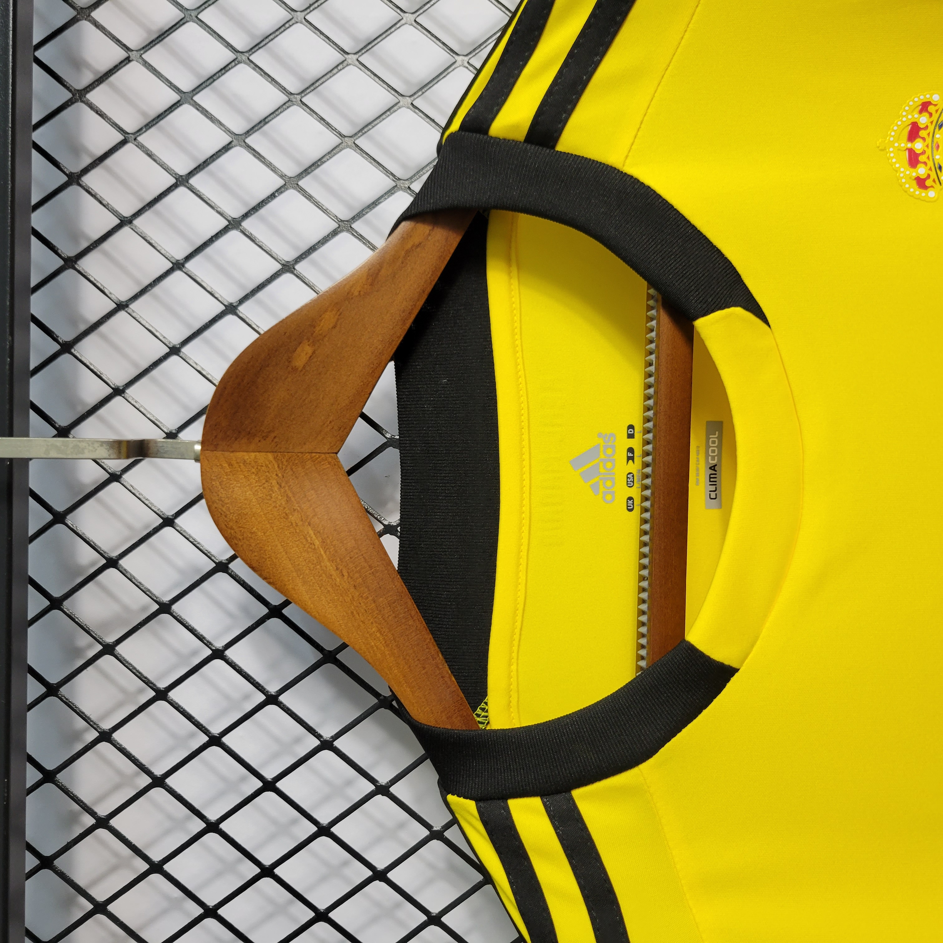 ManixJersey.com | Retro Real Madrid 11-12 Yellow Goalkeeper Jersey -Customize Name, Number and Patch | Worldwide Shipping