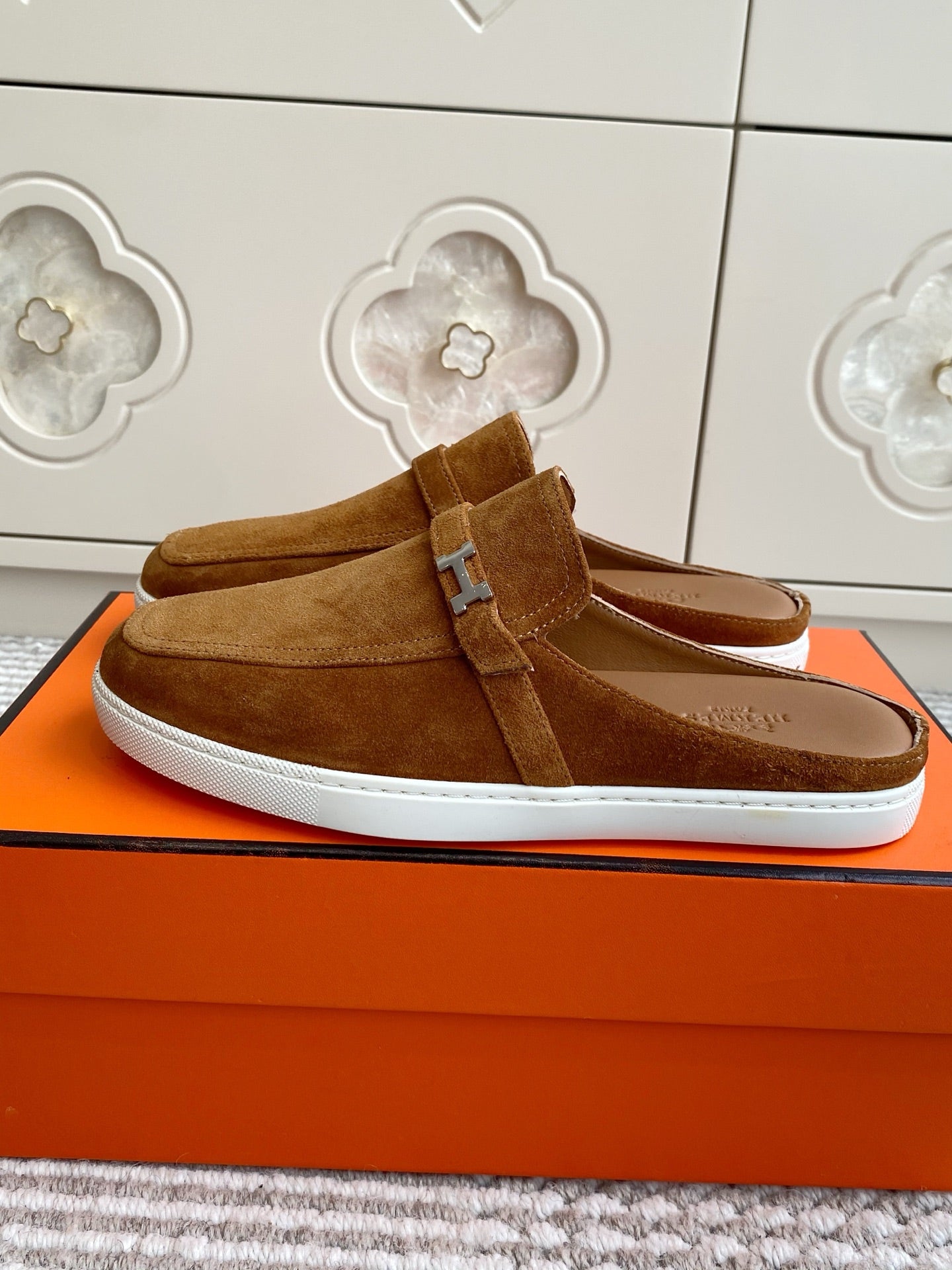 HM 25S MULES IN BROWN SUEDE WITH SILVER HARDWARE、mysite、Cacoeks