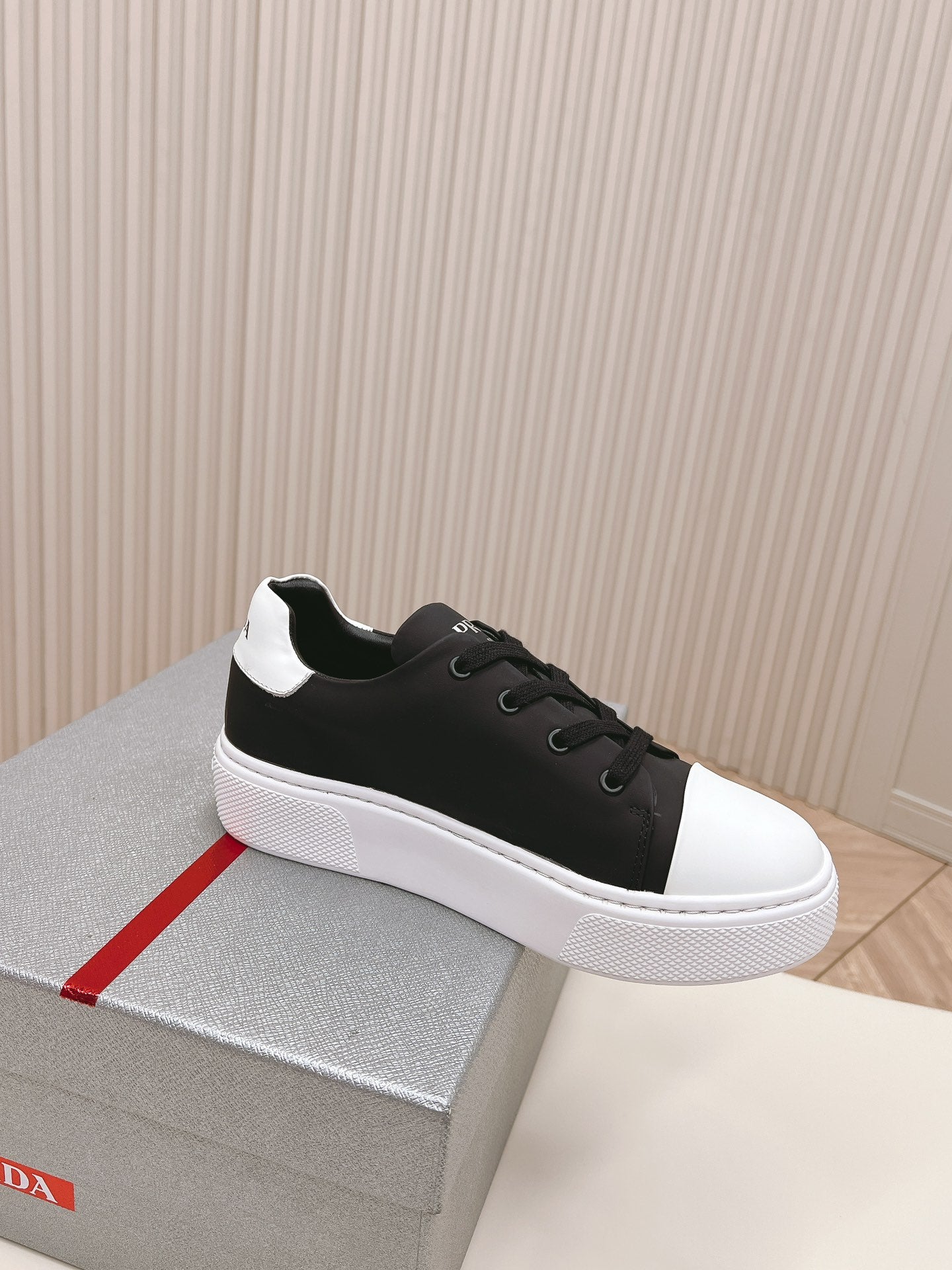 PRA LOGO OUTLET BASIC SNEAKERS BLACK AND WHITE TOE CALFSKIN、mysite、Cacoeks