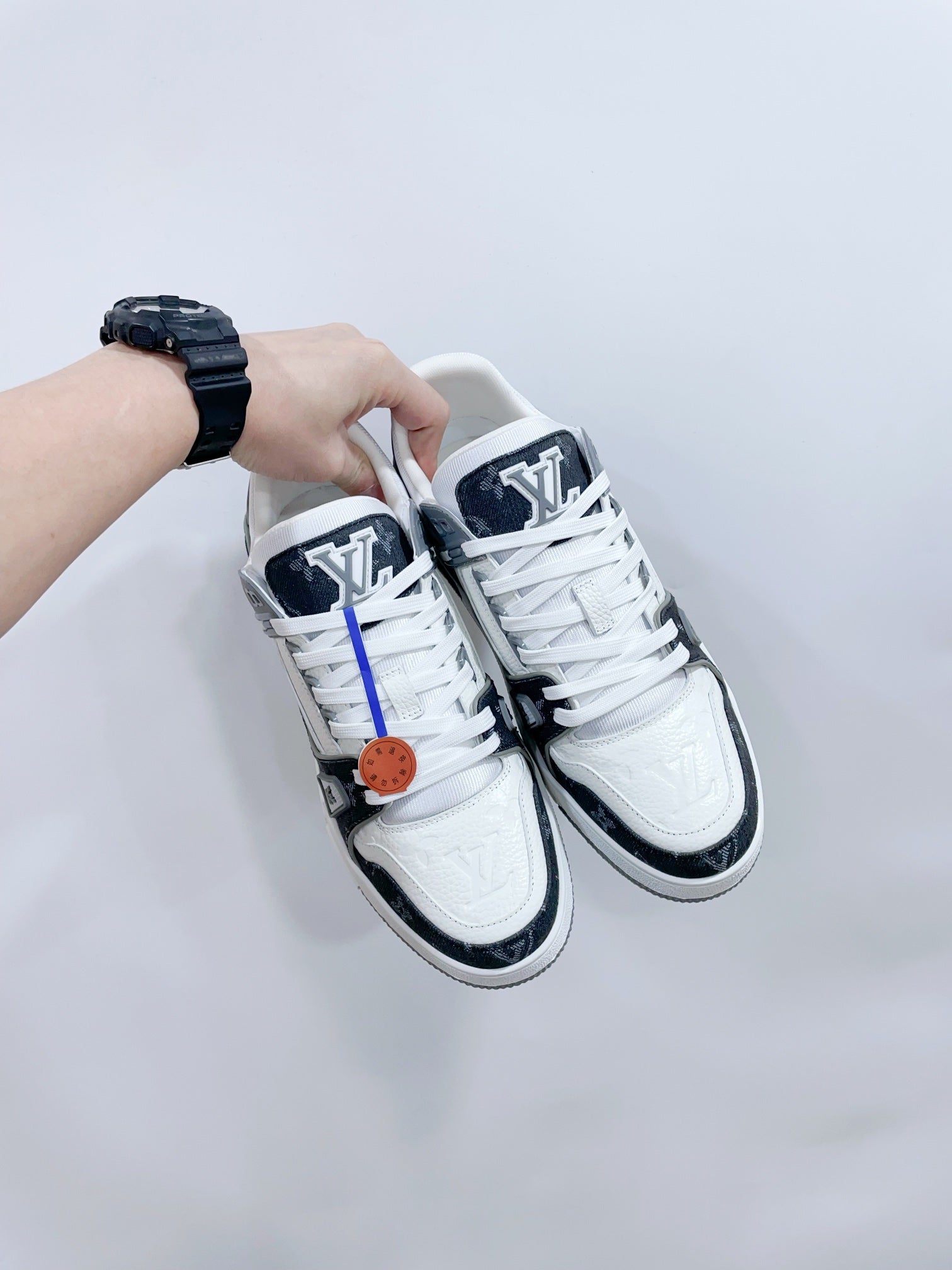 LV TRAINER SNEAKER IN WHITE CALFSKIN AND BLACK MONOGRAM DENIM、mysite、Cacoeks