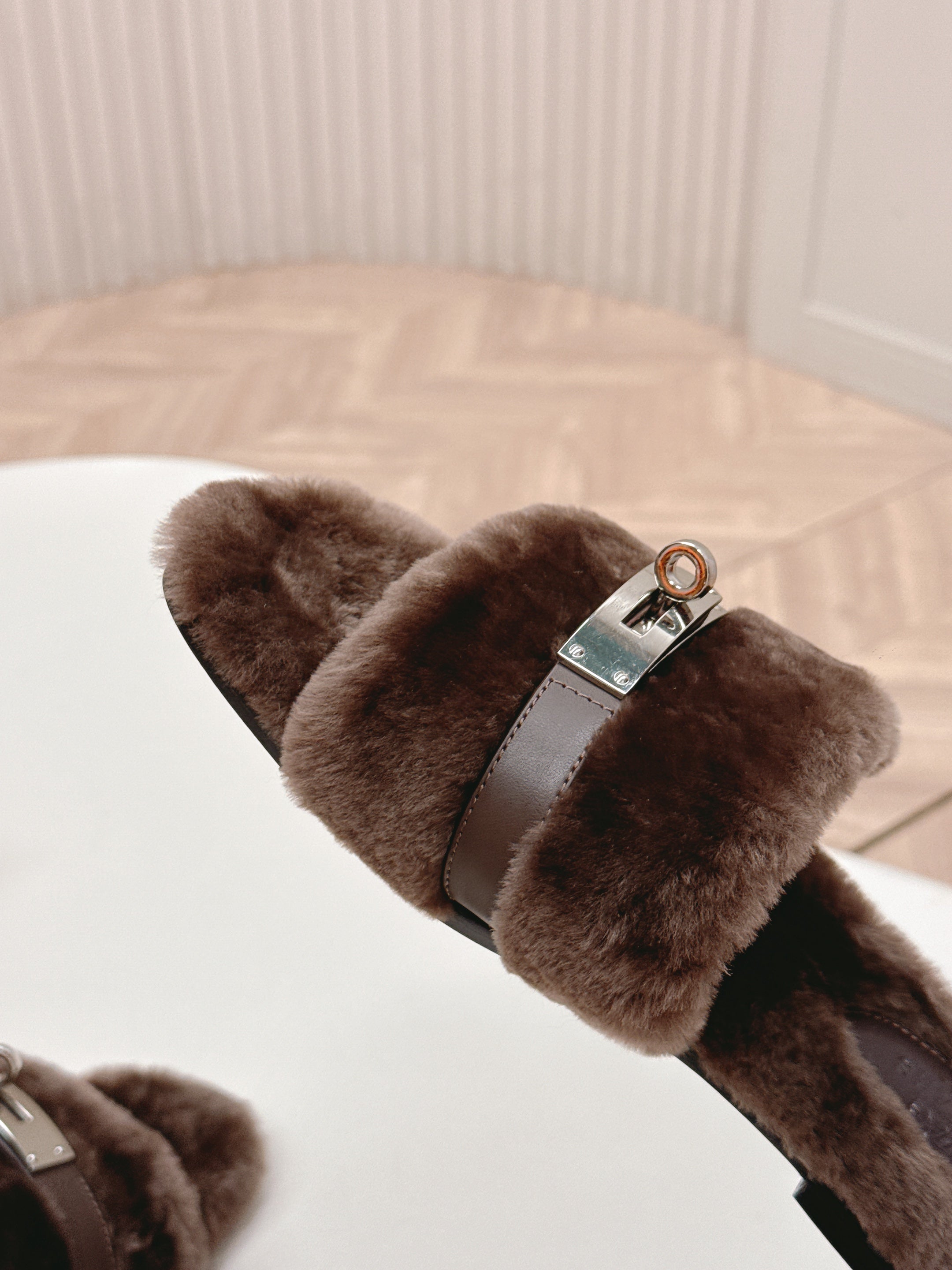 HM 25S ORAN SANDAL IN DARK BROWN SHEARLING WITH SILVER HARDWARE、mysite、Cacoeks