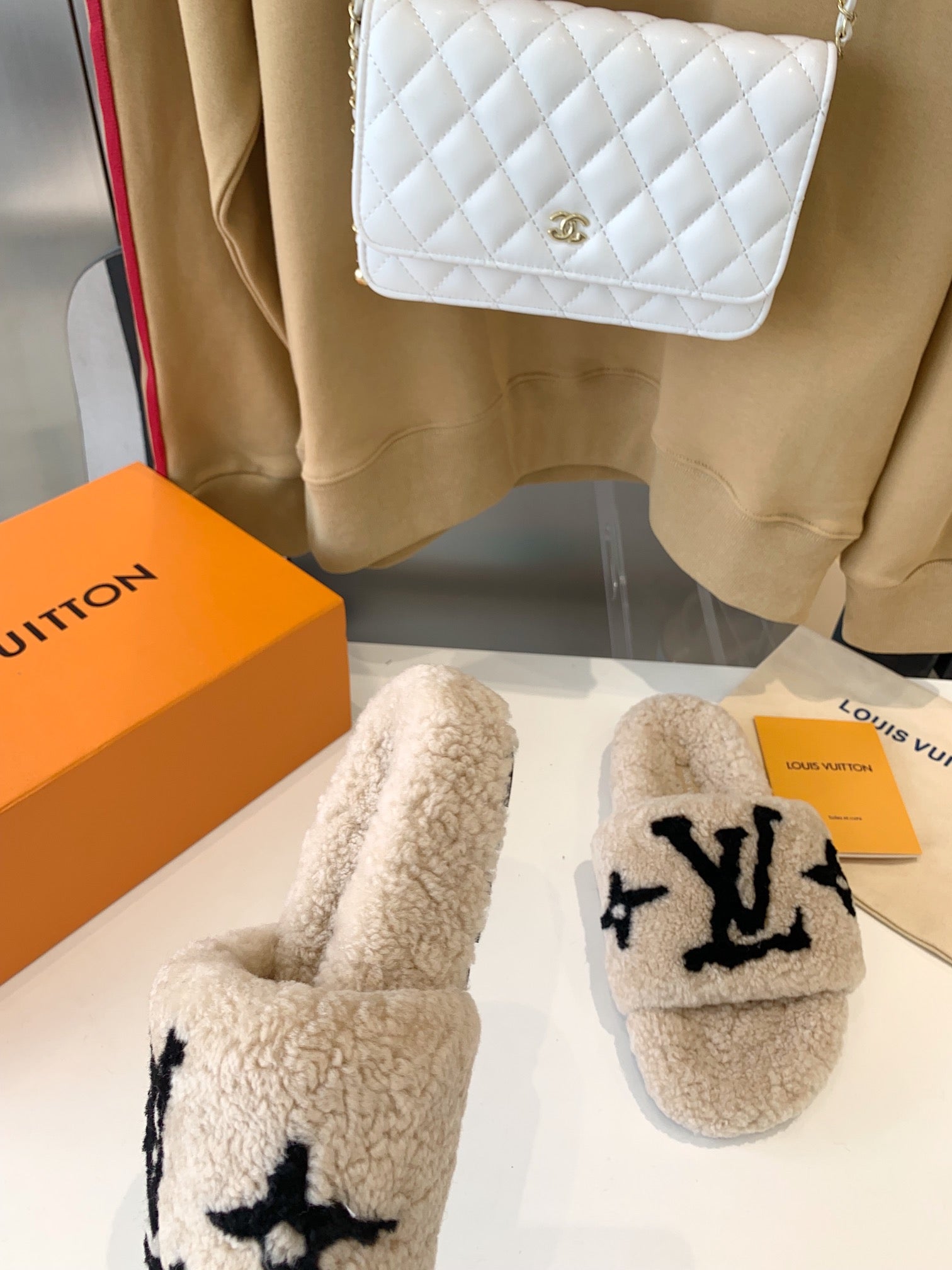 LV WOMEN'S PASEO FLAT SLIPPER IN TAN BROWN FLEECE WITH BLACK LOGO、mysite、Cacoeks