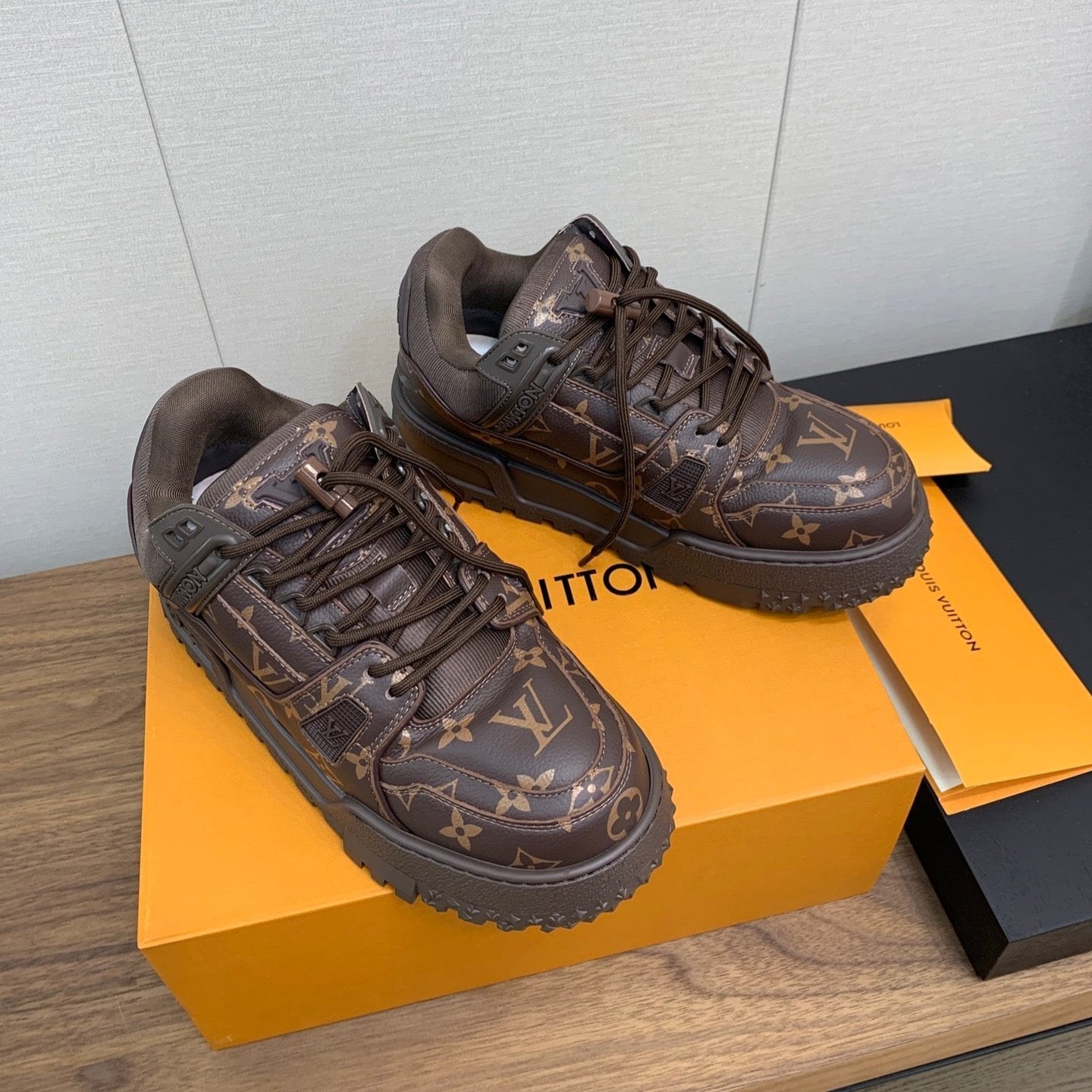 LV TRAINER IN CHOCOLATE BROWN MONOGRAM CALFSKIN、mysite、Cacoeks