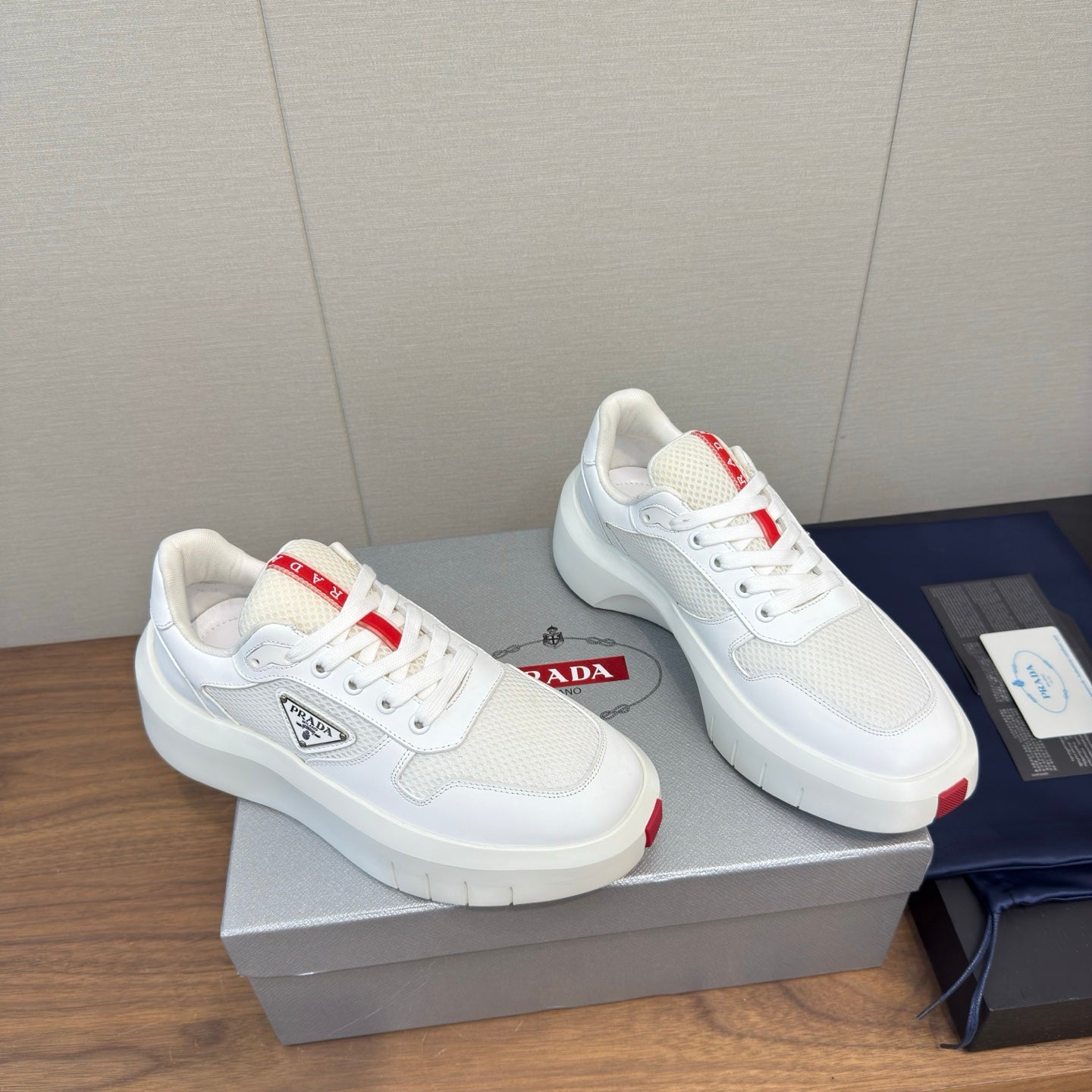 PRADA 25S SPORTY STYLE MEN SNEAKERS LOGO 45MM IN WHITE AND RED CALFSKIN、mysite、Cacoeks