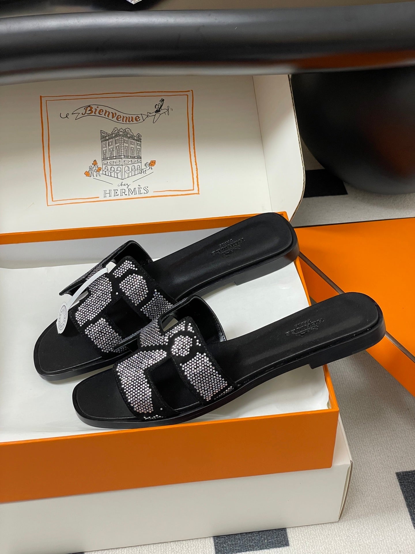 HM 25S ORAN SANDAL IN BLACK LAMBSKIN WITH WHITE STONE DETAILS、mysite、Cacoeks