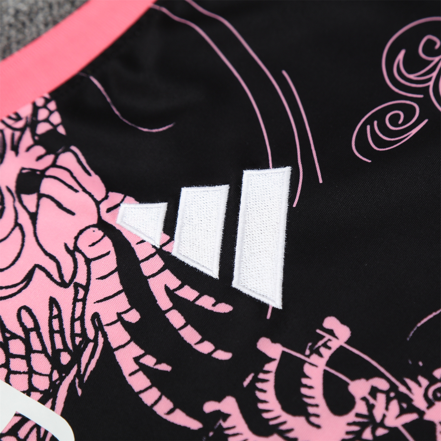 UltraTrikot-Real Madrid 25-26 Vest Training Set - Pink-Black Dragon Vest & Black-White Shorts